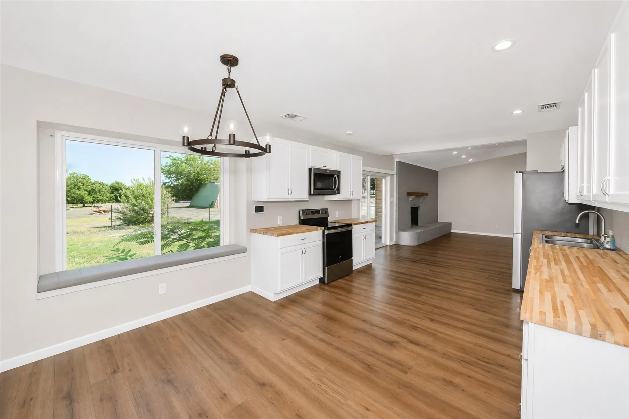 Single Family Residence For Sale in Parker County , 2102 Hill Top Circle, Weatherford, Texas 76085, 3 Bedroom, 2 Bathroom, 2 Garage spaces, 1,209 Sqft, built in 1979, mls#21343955, Real Estate Agent in Weatherford, Homes For Sale in Parker county, Homes For Sale in Weatherford, Realtor in Weatherford Texas, Real Estate Brokerage Independent Realty Texas, Luminita Cordes Realtor