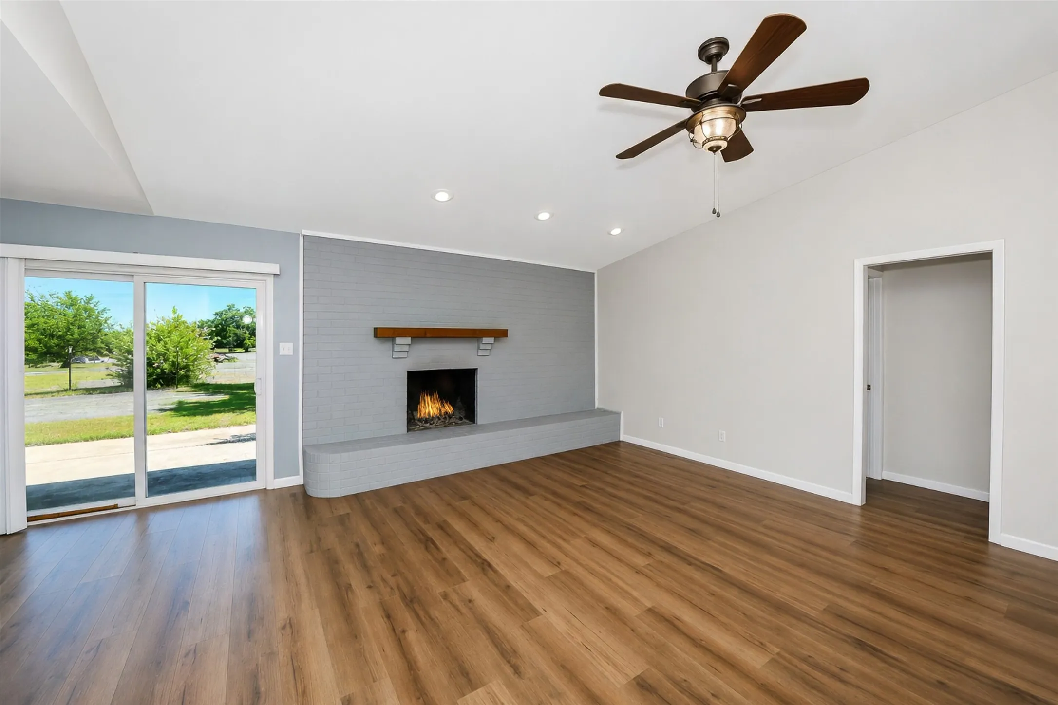 Single Family Residence For Sale in Parker County , 2102 Hill Top Circle, Weatherford, Texas 76085, 3 Bedroom, 2 Bathroom, 2 Garage spaces, 1,209 Sqft, built in 1979, mls#21343955, Real Estate Agent in Weatherford, Homes For Sale in Parker county, Homes For Sale in Weatherford, Realtor in Weatherford Texas, Real Estate Brokerage Independent Realty Texas, Luminita Cordes Realtor