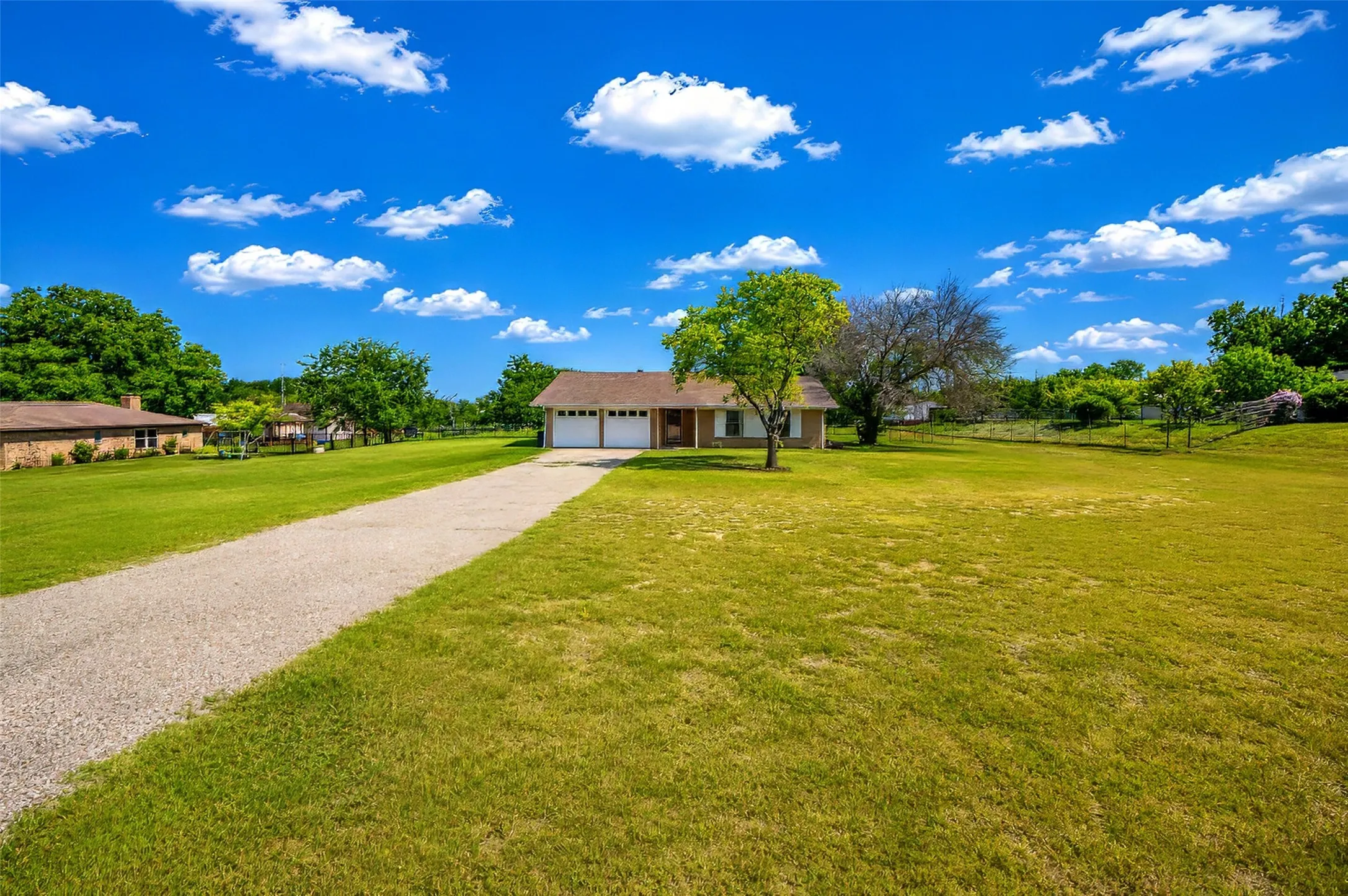 Single Family Residence For Sale in Parker County , 2102 Hill Top Circle, Weatherford, Texas 76085, 3 Bedroom, 2 Bathroom, 2 Garage spaces, 1,209 Sqft, built in 1979, mls#21343955, Real Estate Agent in Weatherford, Homes For Sale in Parker county, Homes For Sale in Weatherford, Realtor in Weatherford Texas, Real Estate Brokerage Independent Realty Texas, Luminita Cordes Realtor