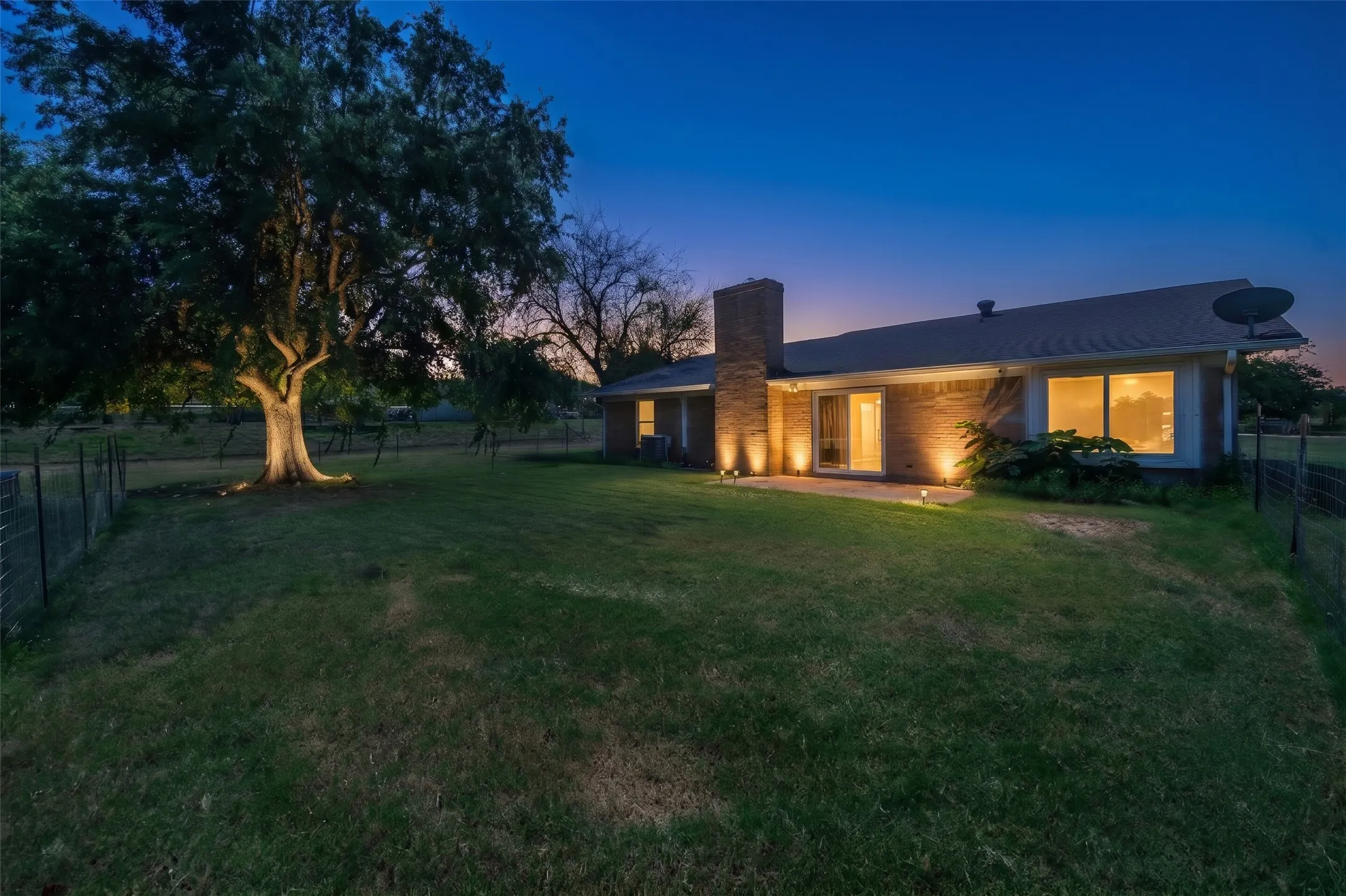 Single Family Residence For Sale in Parker County , 2102 Hill Top Circle, Weatherford, Texas 76085, 3 Bedroom, 2 Bathroom, 2 Garage spaces, 1,209 Sqft, built in 1979, mls#21343955, Real Estate Agent in Weatherford, Homes For Sale in Parker county, Homes For Sale in Weatherford, Realtor in Weatherford Texas, Real Estate Brokerage Independent Realty Texas, Luminita Cordes Realtor