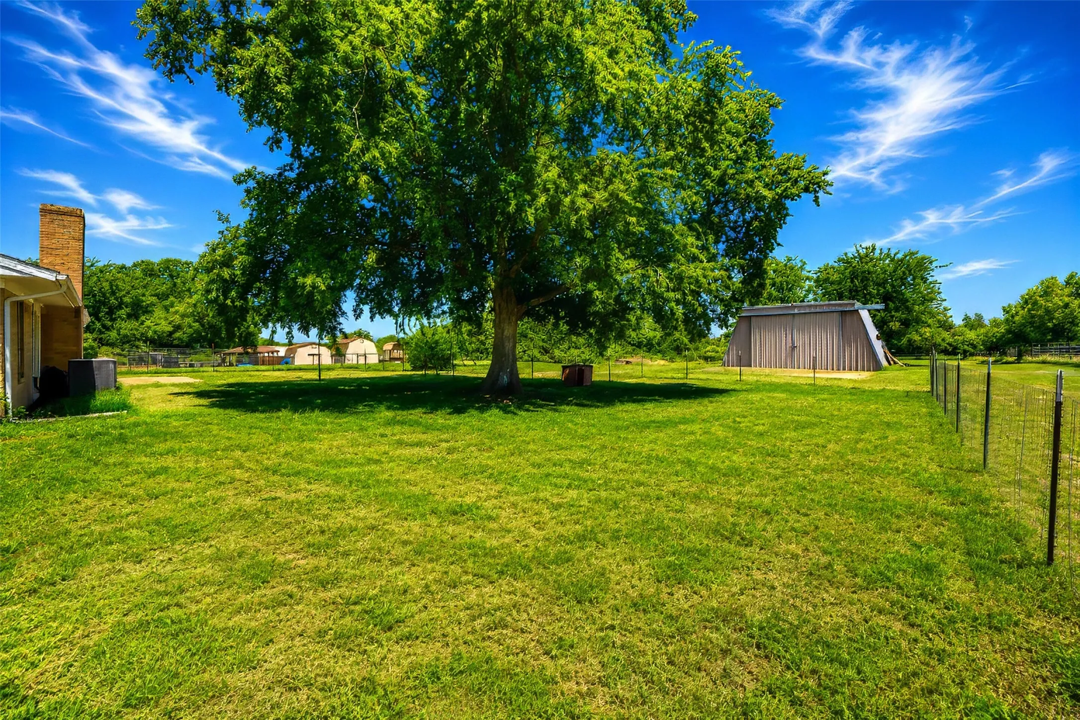 Single Family Residence For Sale in Parker County , 2102 Hill Top Circle, Weatherford, Texas 76085, 3 Bedroom, 2 Bathroom, 2 Garage spaces, 1,209 Sqft, built in 1979, mls#21343955, Real Estate Agent in Weatherford, Homes For Sale in Parker county, Homes For Sale in Weatherford, Realtor in Weatherford Texas, Real Estate Brokerage Independent Realty Texas, Luminita Cordes Realtor