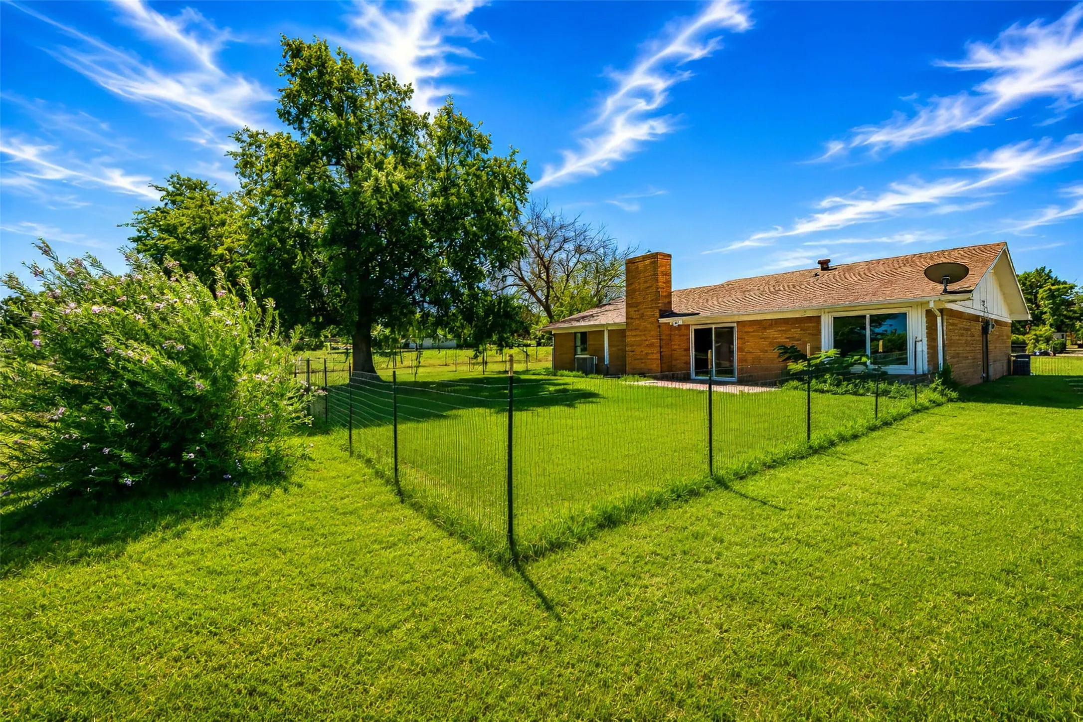 Single Family Residence For Sale in Parker County , 2102 Hill Top Circle, Weatherford, Texas 76085, 3 Bedroom, 2 Bathroom, 2 Garage spaces, 1,209 Sqft, built in 1979, mls#21343955, Real Estate Agent in Weatherford, Homes For Sale in Parker county, Homes For Sale in Weatherford, Realtor in Weatherford Texas, Real Estate Brokerage Independent Realty Texas, Luminita Cordes Realtor