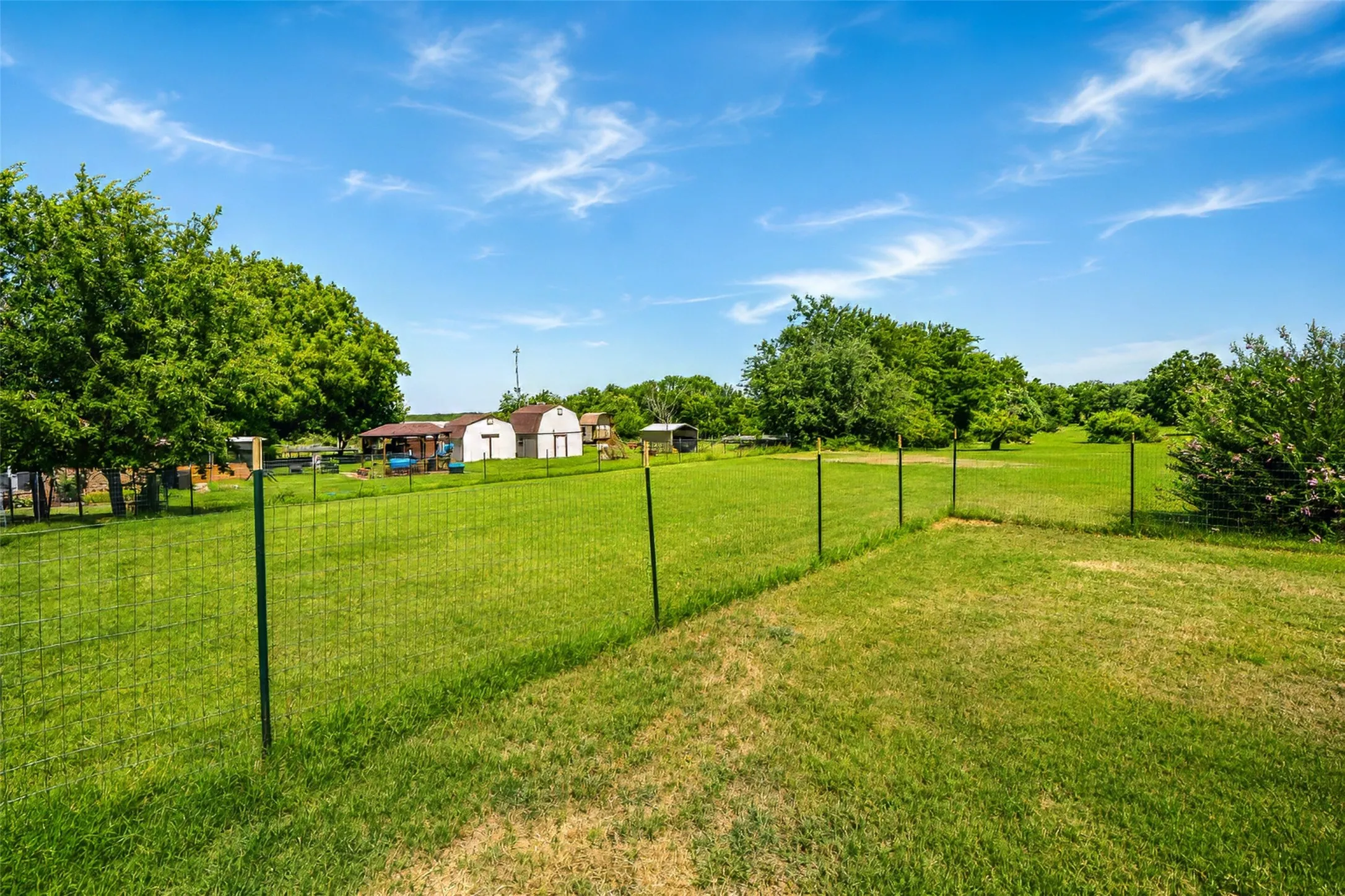 Single Family Residence For Sale in Parker County , 2102 Hill Top Circle, Weatherford, Texas 76085, 3 Bedroom, 2 Bathroom, 2 Garage spaces, 1,209 Sqft, built in 1979, mls#21343955, Real Estate Agent in Weatherford, Homes For Sale in Parker county, Homes For Sale in Weatherford, Realtor in Weatherford Texas, Real Estate Brokerage Independent Realty Texas, Luminita Cordes Realtor