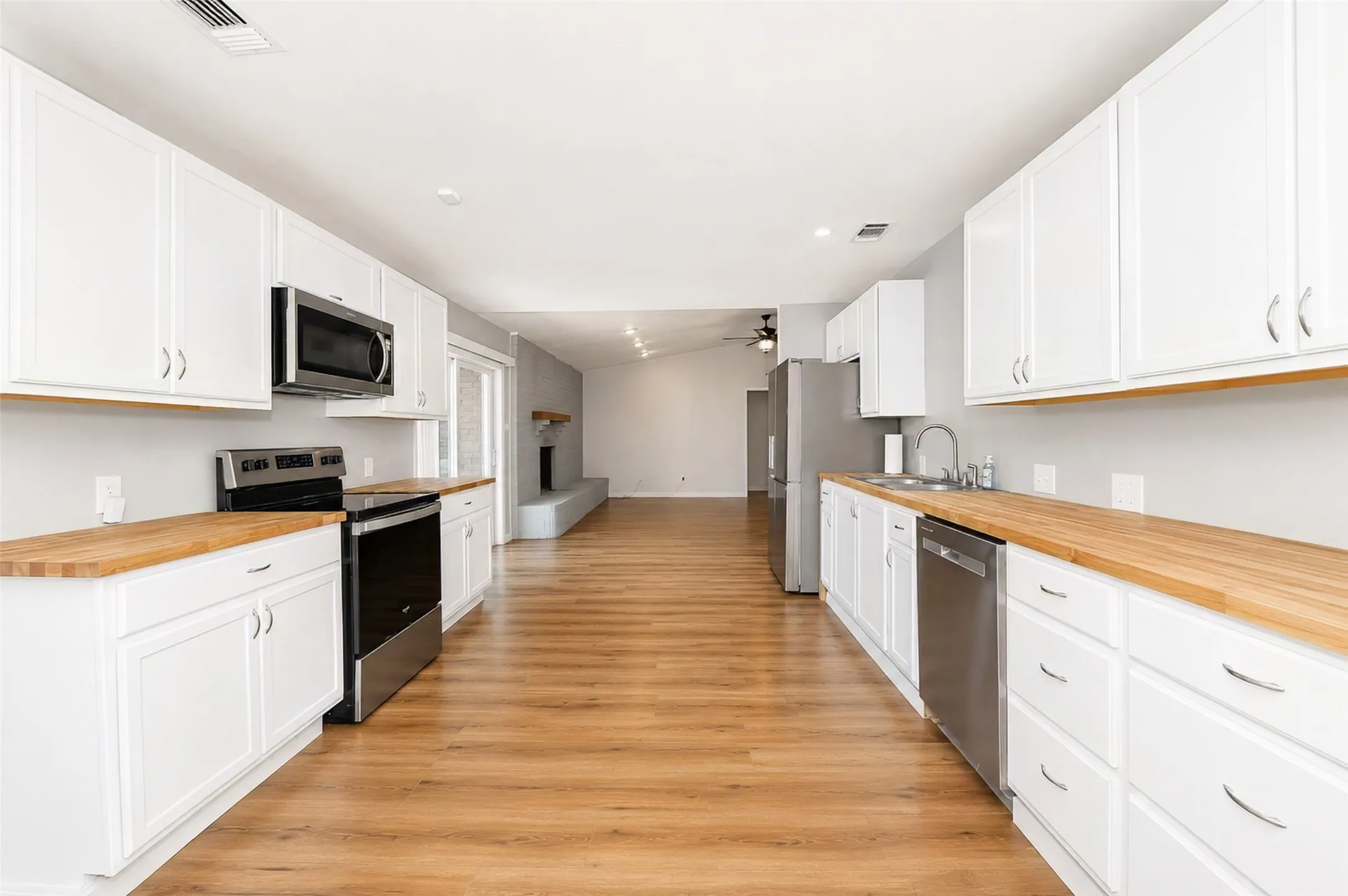 Single Family Residence For Sale in Parker County , 2102 Hill Top Circle, Weatherford, Texas 76085, 3 Bedroom, 2 Bathroom, 2 Garage spaces, 1,209 Sqft, built in 1979, mls#21343955, Real Estate Agent in Weatherford, Homes For Sale in Parker county, Homes For Sale in Weatherford, Realtor in Weatherford Texas, Real Estate Brokerage Independent Realty Texas, Luminita Cordes Realtor