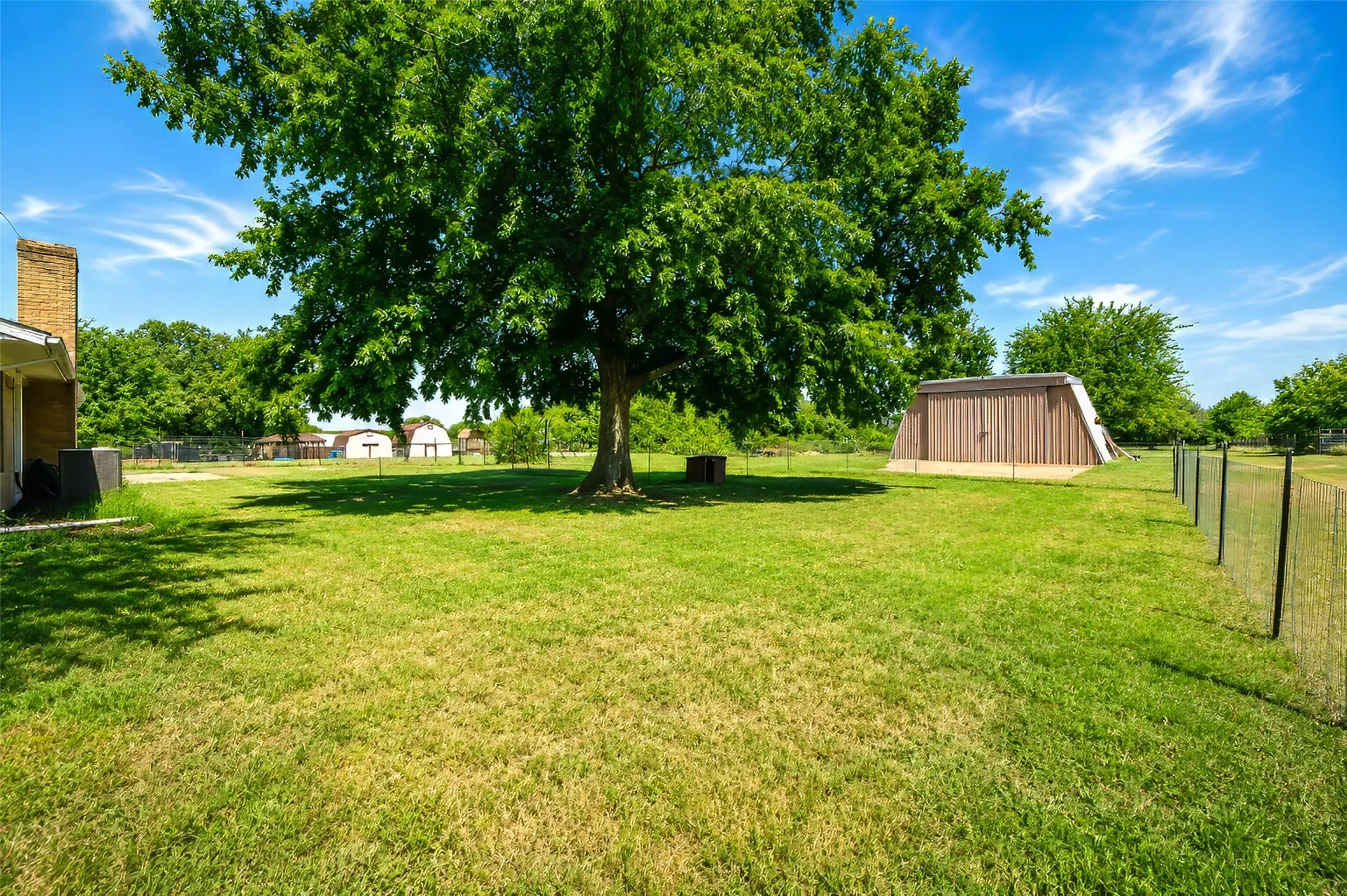 Single Family Residence For Sale in Parker County , 2102 Hill Top Circle, Weatherford, Texas 76085, 3 Bedroom, 2 Bathroom, 2 Garage spaces, 1,209 Sqft, built in 1979, mls#21343955, Real Estate Agent in Weatherford, Homes For Sale in Parker county, Homes For Sale in Weatherford, Realtor in Weatherford Texas, Real Estate Brokerage Independent Realty Texas, Luminita Cordes Realtor