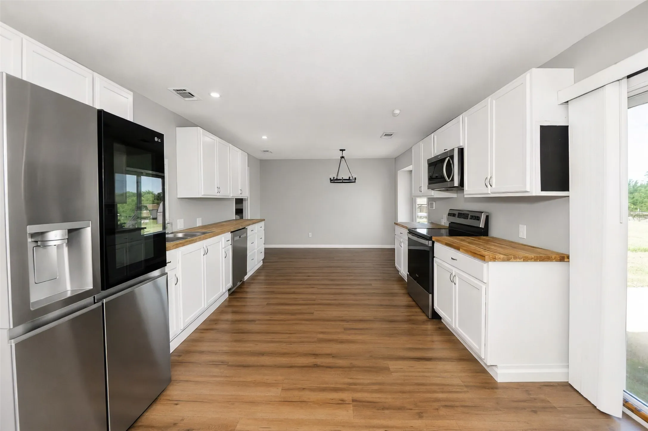 Single Family Residence For Sale in Parker County , 2102 Hill Top Circle, Weatherford, Texas 76085, 3 Bedroom, 2 Bathroom, 2 Garage spaces, 1,209 Sqft, built in 1979, mls#21343955, Real Estate Agent in Weatherford, Homes For Sale in Parker county, Homes For Sale in Weatherford, Realtor in Weatherford Texas, Real Estate Brokerage Independent Realty Texas, Luminita Cordes Realtor