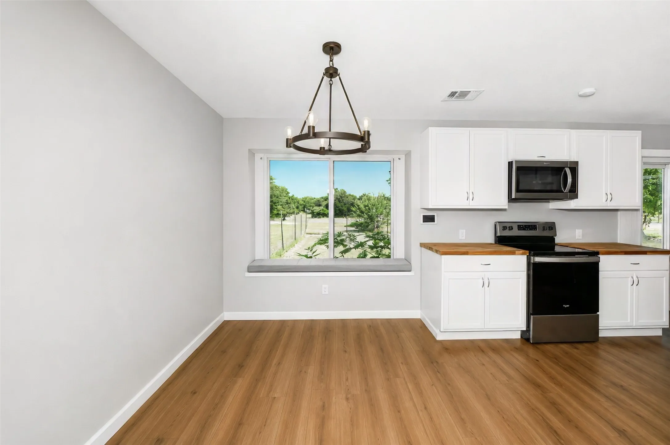 Single Family Residence For Sale in Parker County , 2102 Hill Top Circle, Weatherford, Texas 76085, 3 Bedroom, 2 Bathroom, 2 Garage spaces, 1,209 Sqft, built in 1979, mls#21343955, Real Estate Agent in Weatherford, Homes For Sale in Parker county, Homes For Sale in Weatherford, Realtor in Weatherford Texas, Real Estate Brokerage Independent Realty Texas, Luminita Cordes Realtor