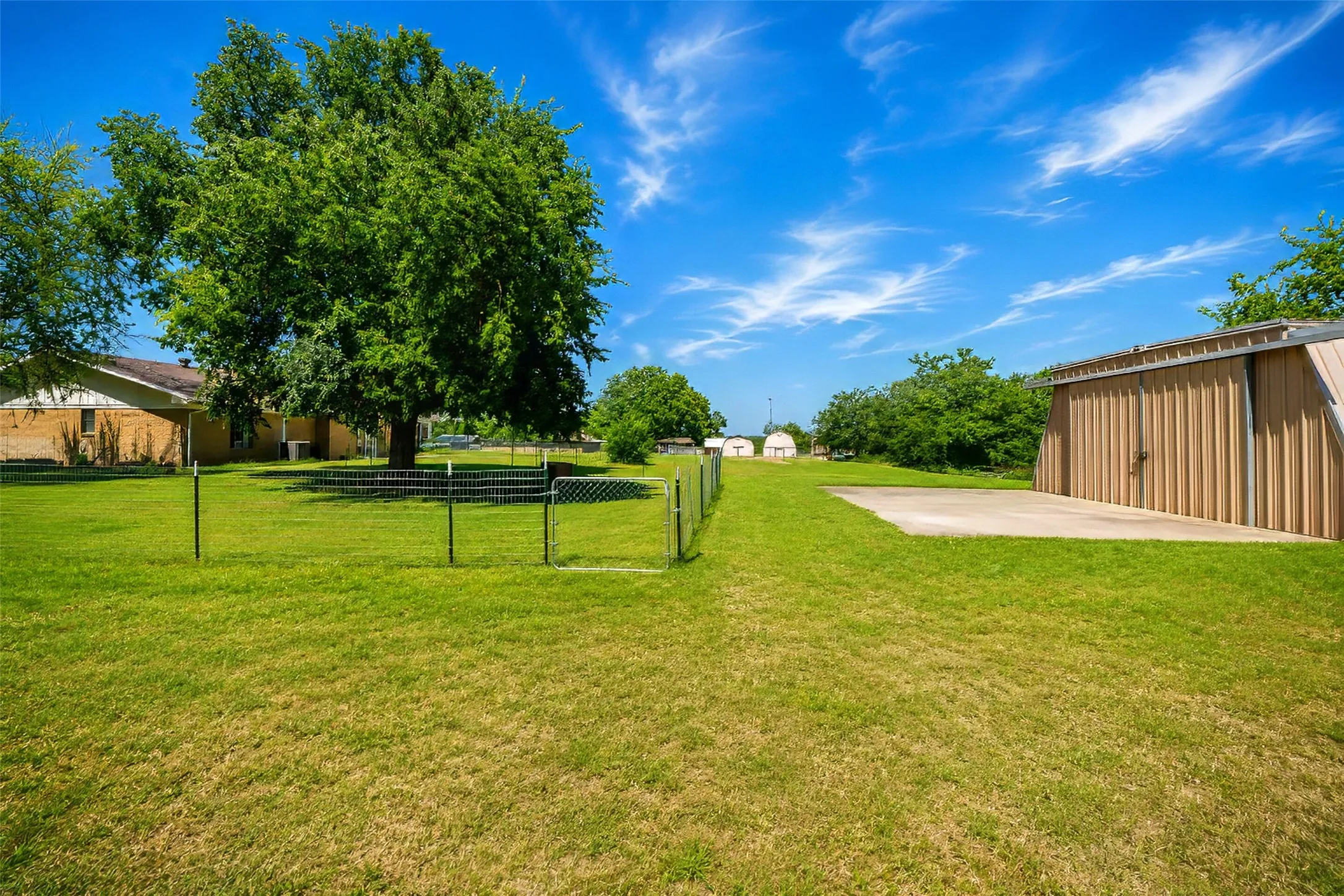 Single Family Residence For Sale in Parker County , 2102 Hill Top Circle, Weatherford, Texas 76085, 3 Bedroom, 2 Bathroom, 2 Garage spaces, 1,209 Sqft, built in 1979, mls#21343955, Real Estate Agent in Weatherford, Homes For Sale in Parker county, Homes For Sale in Weatherford, Realtor in Weatherford Texas, Real Estate Brokerage Independent Realty Texas, Luminita Cordes Realtor
