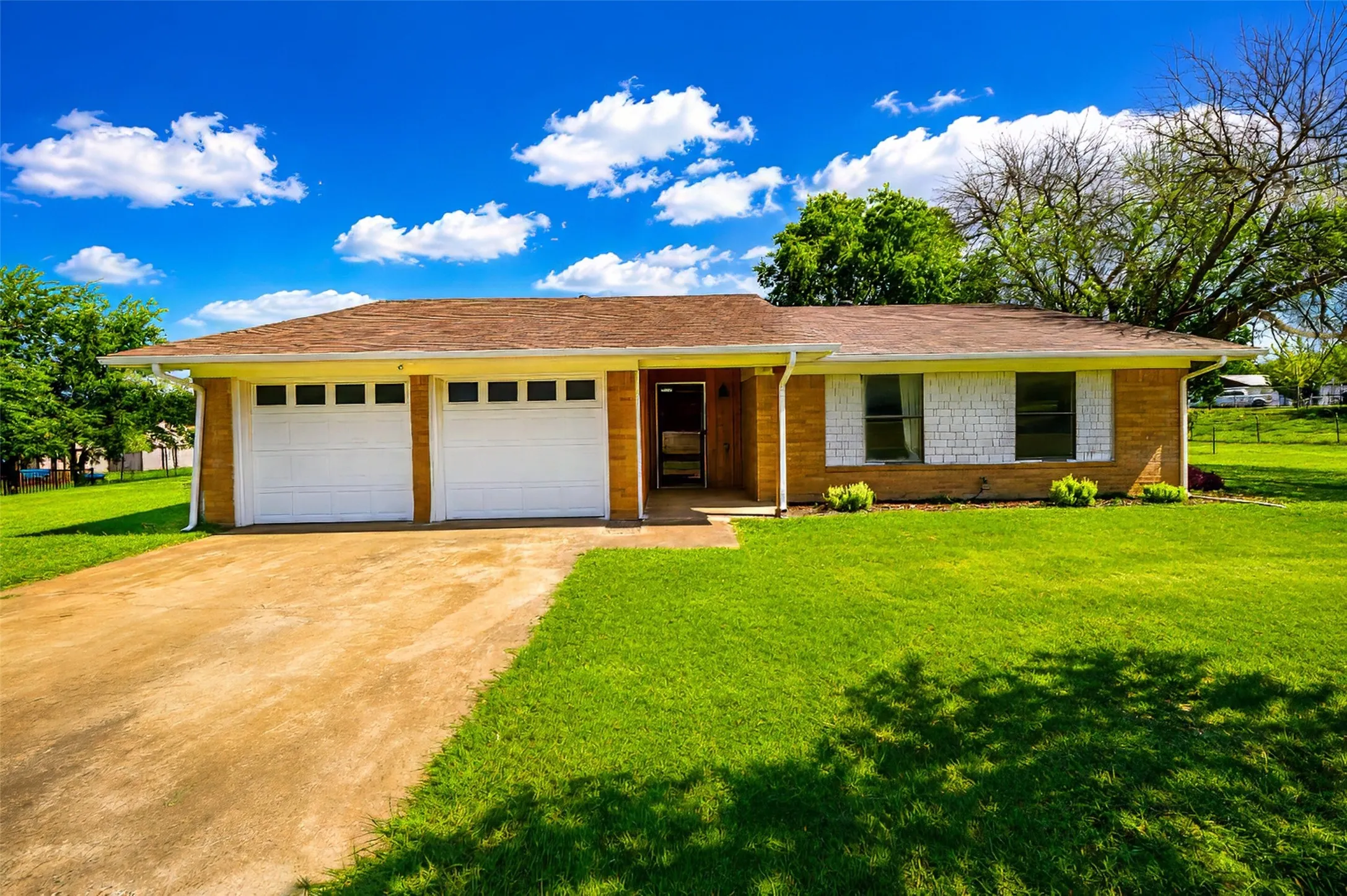 Single Family Residence For Sale in Parker County , 2102 Hill Top Circle, Weatherford, Texas 76085, 3 Bedroom, 2 Bathroom, 2 Garage spaces, 1,209 Sqft, built in 1979, mls#21343955, Real Estate Agent in Weatherford, Homes For Sale in Parker county, Homes For Sale in Weatherford, Realtor in Weatherford Texas, Real Estate Brokerage Independent Realty Texas, Luminita Cordes Realtor