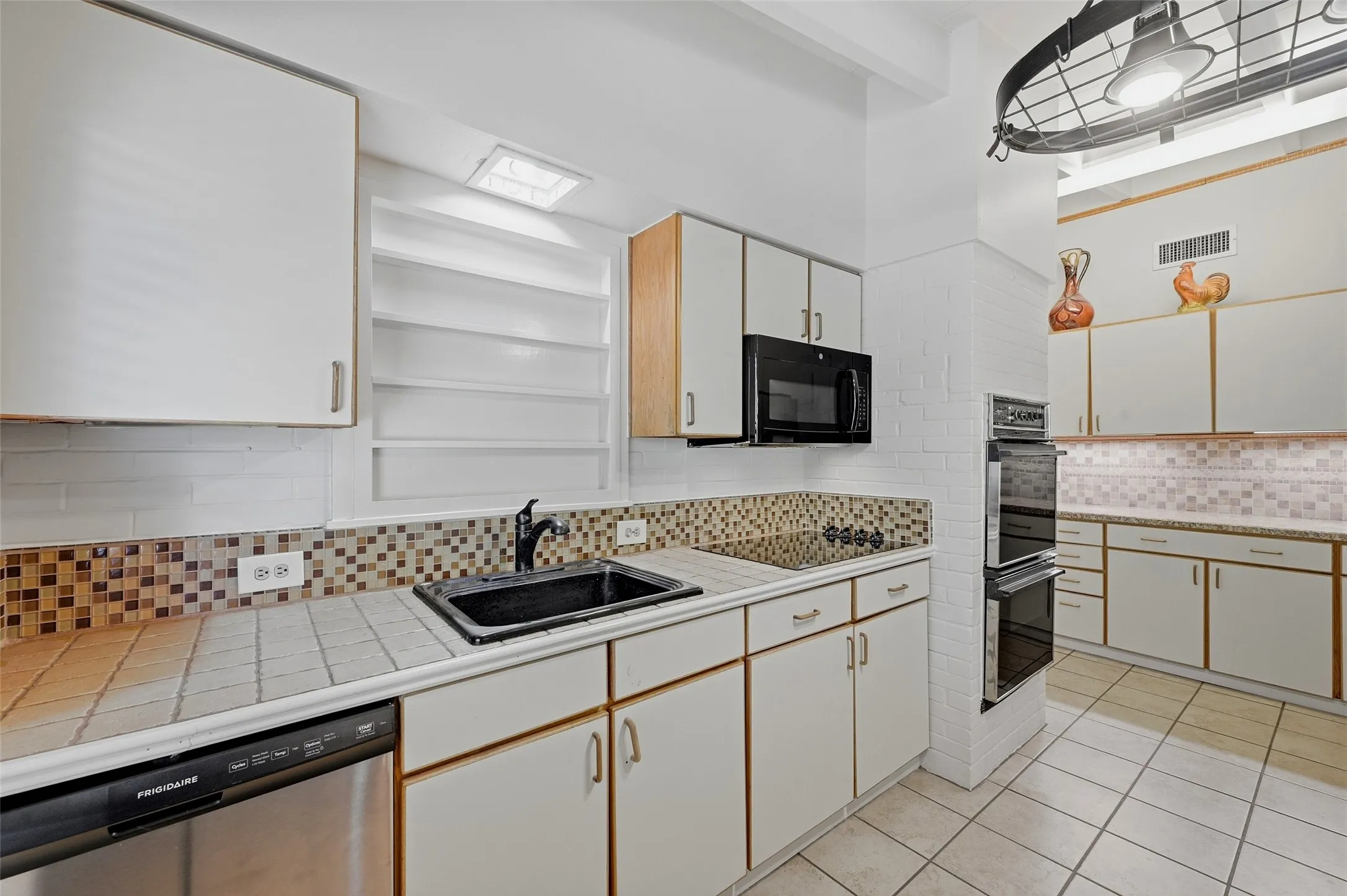 Single Family Residence For Sale in Grayson County , 513 W Easy Street, Sherman, Texas 75092, 3 Bedroom, 3 Bathroom, Garage spaces, 2,123 Sqft, built in 1956, mls#21302419, Real Estate Agent in Sherman, Homes For Sale in Grayson county, Homes For Sale in Sherman, Realtor in Sherman Texas, Real Estate Brokerage Independent Realty Texas, Luminita Cordes Realtor