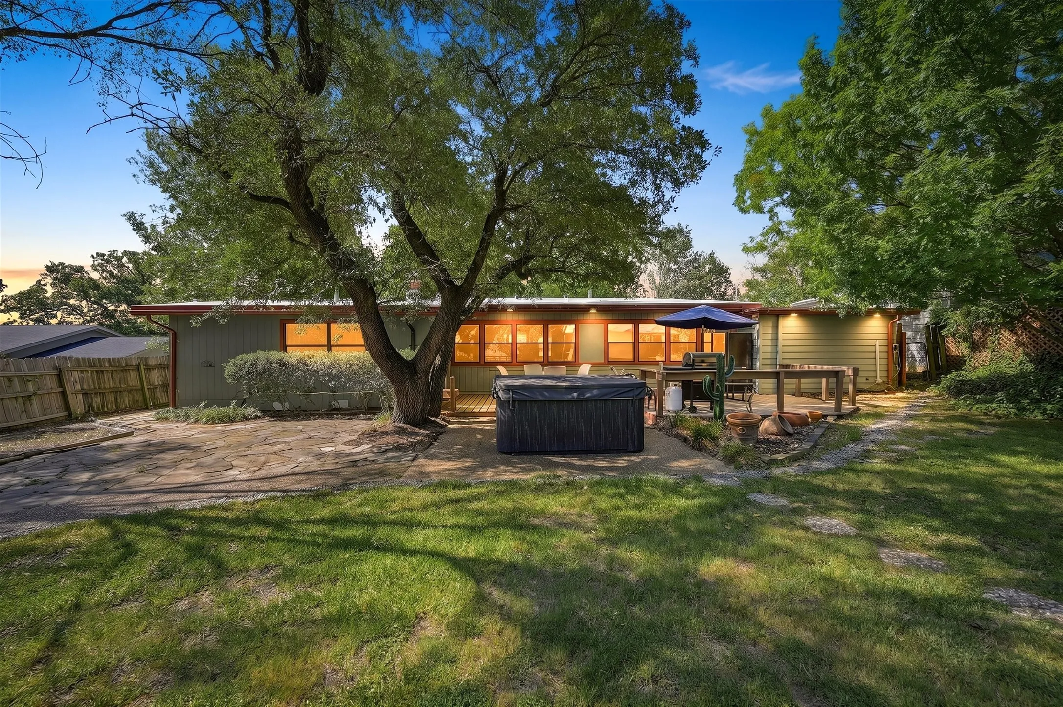 Single Family Residence For Sale in Grayson County , 513 W Easy Street, Sherman, Texas 75092, 3 Bedroom, 3 Bathroom, Garage spaces, 2,123 Sqft, built in 1956, mls#21302419, Real Estate Agent in Sherman, Homes For Sale in Grayson county, Homes For Sale in Sherman, Realtor in Sherman Texas, Real Estate Brokerage Independent Realty Texas, Luminita Cordes Realtor