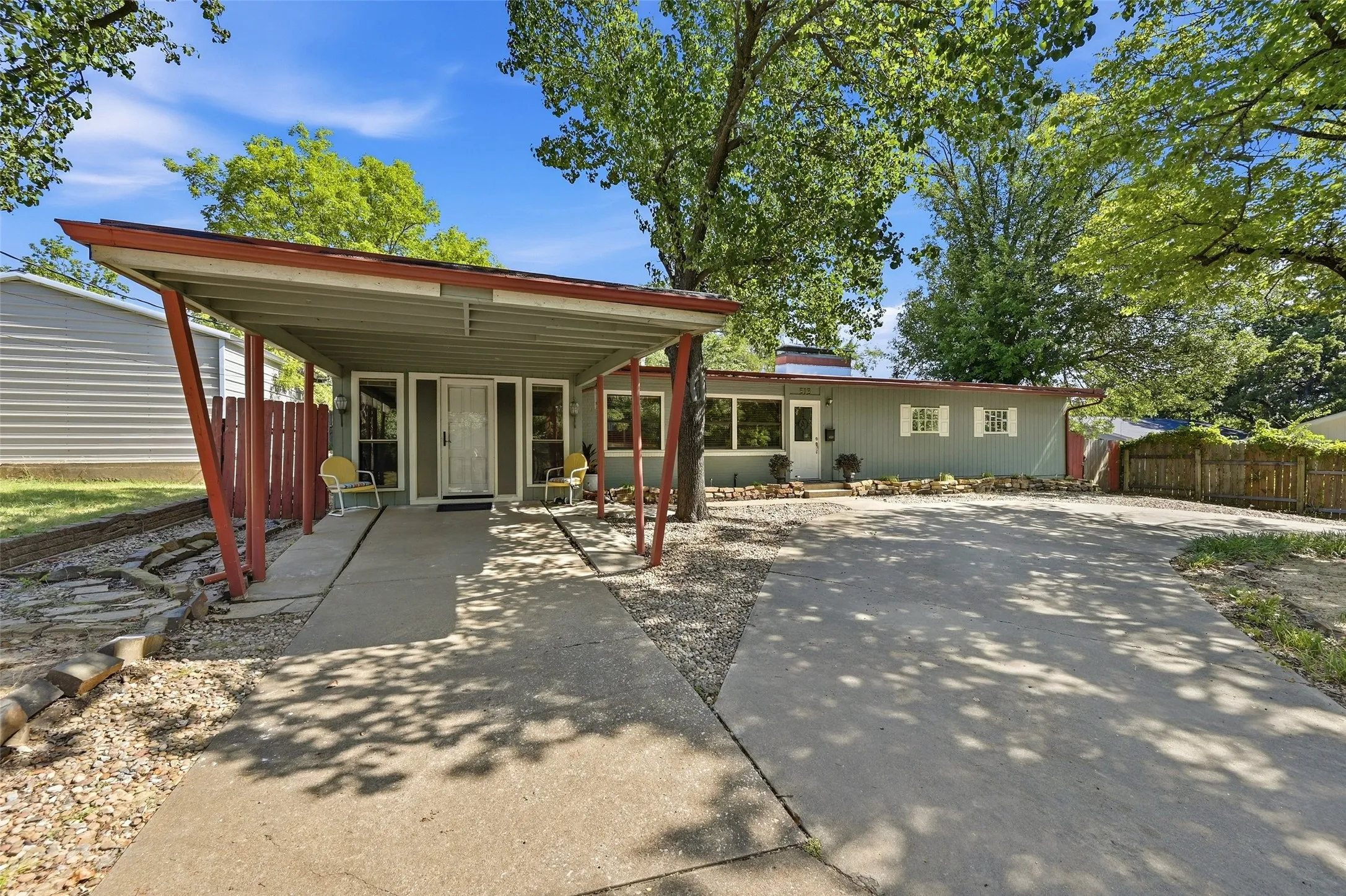 Single Family Residence For Sale in Grayson County , 513 W Easy Street, Sherman, Texas 75092, 3 Bedroom, 3 Bathroom, Garage spaces, 2,123 Sqft, built in 1956, mls#21302419, Real Estate Agent in Sherman, Homes For Sale in Grayson county, Homes For Sale in Sherman, Realtor in Sherman Texas, Real Estate Brokerage Independent Realty Texas, Luminita Cordes Realtor