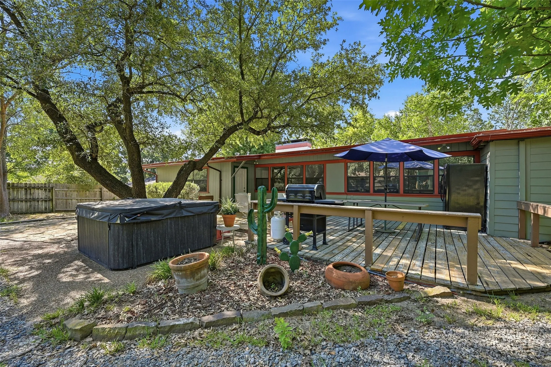 Single Family Residence For Sale in Grayson County , 513 W Easy Street, Sherman, Texas 75092, 3 Bedroom, 3 Bathroom, Garage spaces, 2,123 Sqft, built in 1956, mls#21302419, Real Estate Agent in Sherman, Homes For Sale in Grayson county, Homes For Sale in Sherman, Realtor in Sherman Texas, Real Estate Brokerage Independent Realty Texas, Luminita Cordes Realtor