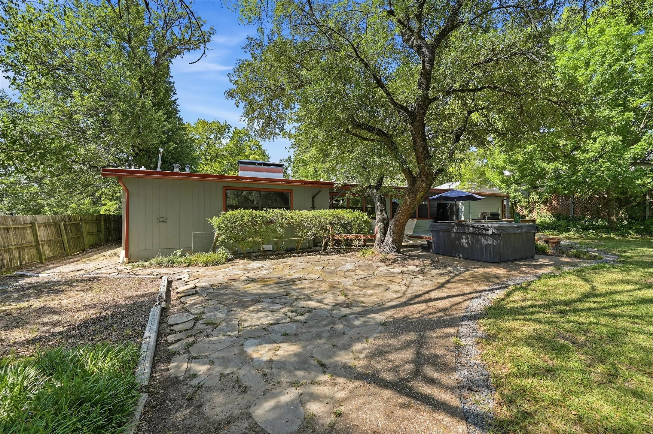Single Family Residence For Sale in Grayson County , 513 W Easy Street, Sherman, Texas 75092, 3 Bedroom, 3 Bathroom, Garage spaces, 2,123 Sqft, built in 1956, mls#21302419, Real Estate Agent in Sherman, Homes For Sale in Grayson county, Homes For Sale in Sherman, Realtor in Sherman Texas, Real Estate Brokerage Independent Realty Texas, Luminita Cordes Realtor