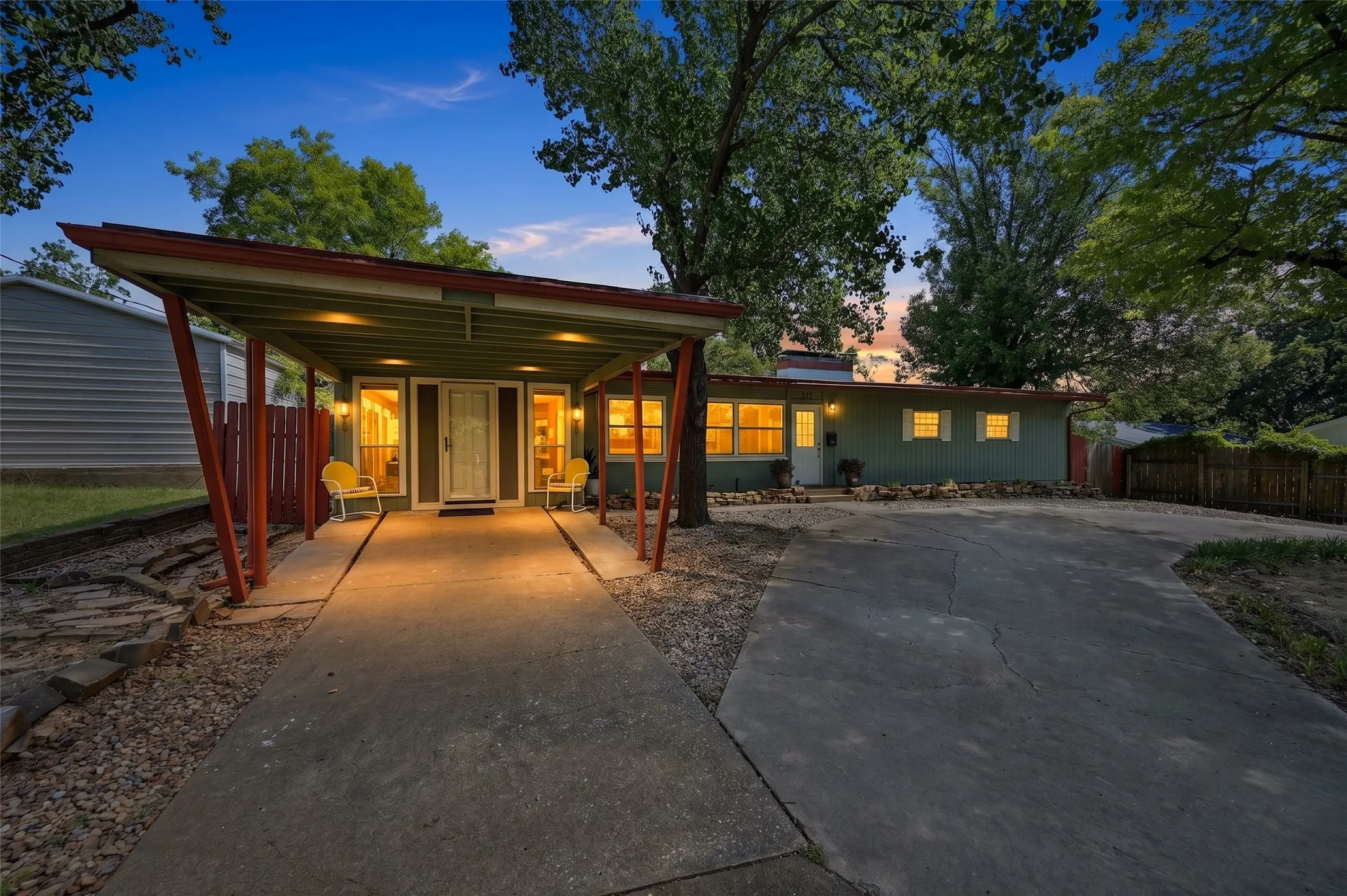Single Family Residence For Sale in Grayson County , 513 W Easy Street, Sherman, Texas 75092, 3 Bedroom, 3 Bathroom, Garage spaces, 2,123 Sqft, built in 1956, mls#21302419, Real Estate Agent in Sherman, Homes For Sale in Grayson county, Homes For Sale in Sherman, Realtor in Sherman Texas, Real Estate Brokerage Independent Realty Texas, Luminita Cordes Realtor