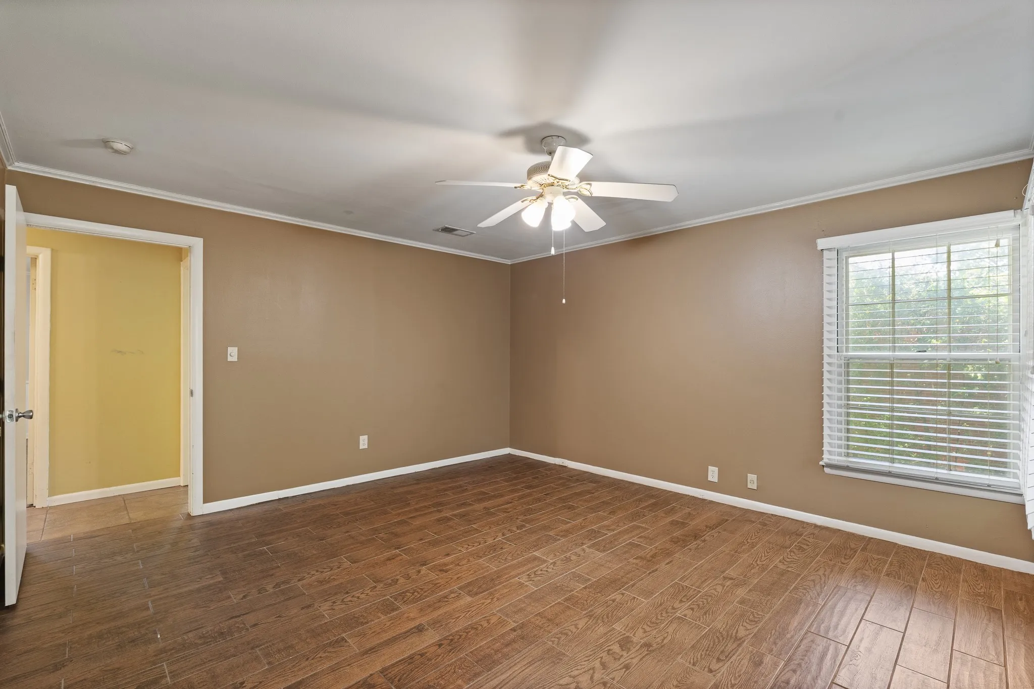 Single Family Residence For Sale in Johnson County , 7 Hill Terrace Place, Cleburne, Texas 76033, 4 Bedroom, 3 Bathroom, 1 Garage spaces, 2,314 Sqft, built in 1956, mls#21342048, Real Estate Agent in Cleburne, Homes For Sale in Johnson county, Homes For Sale in Cleburne, Realtor in Cleburne Texas, Real Estate Brokerage Independent Realty Texas, Luminita Cordes Realtor