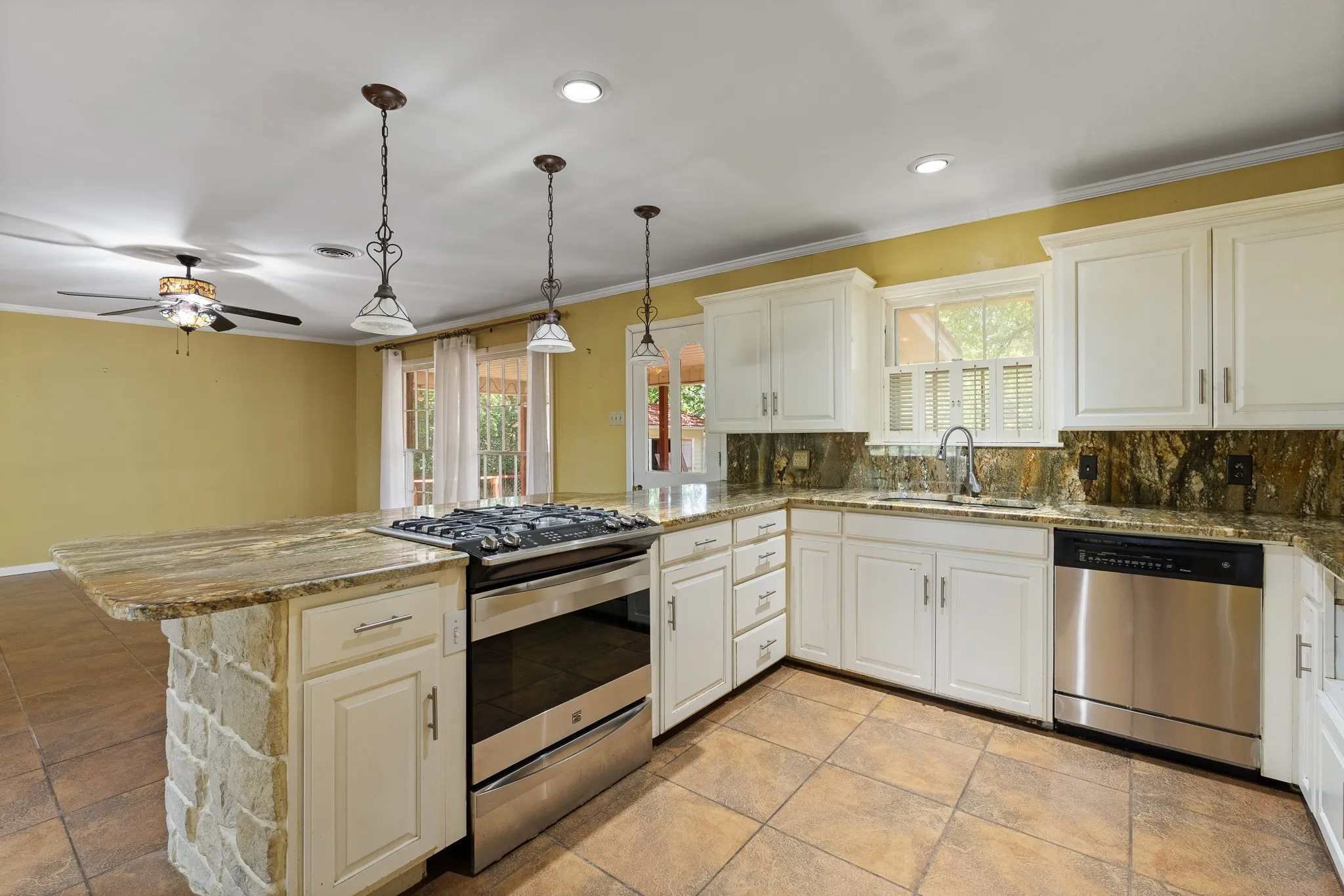 Single Family Residence For Sale in Johnson County , 7 Hill Terrace Place, Cleburne, Texas 76033, 4 Bedroom, 3 Bathroom, 1 Garage spaces, 2,314 Sqft, built in 1956, mls#21342048, Real Estate Agent in Cleburne, Homes For Sale in Johnson county, Homes For Sale in Cleburne, Realtor in Cleburne Texas, Real Estate Brokerage Independent Realty Texas, Luminita Cordes Realtor