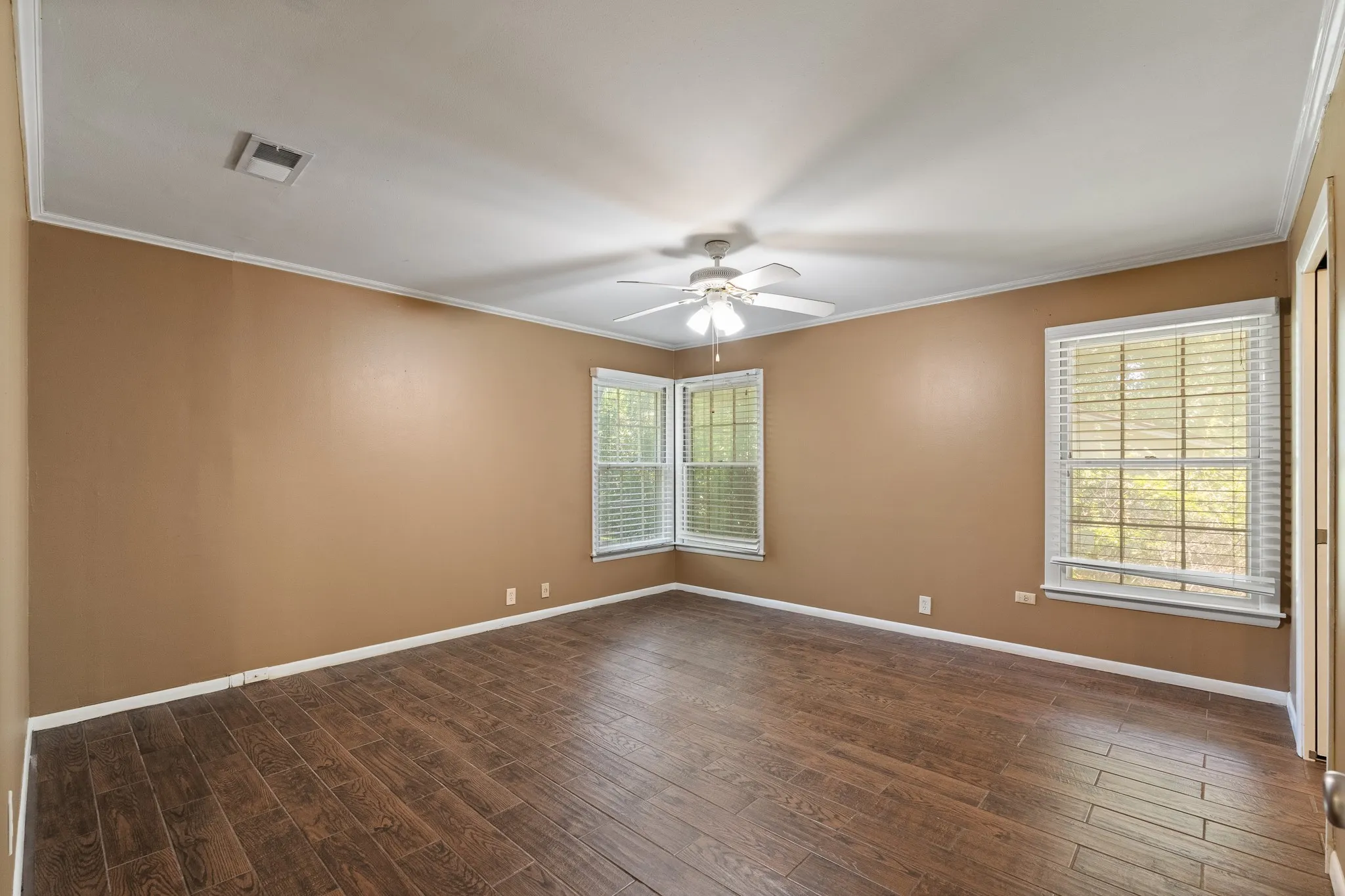 Single Family Residence For Sale in Johnson County , 7 Hill Terrace Place, Cleburne, Texas 76033, 4 Bedroom, 3 Bathroom, 1 Garage spaces, 2,314 Sqft, built in 1956, mls#21342048, Real Estate Agent in Cleburne, Homes For Sale in Johnson county, Homes For Sale in Cleburne, Realtor in Cleburne Texas, Real Estate Brokerage Independent Realty Texas, Luminita Cordes Realtor
