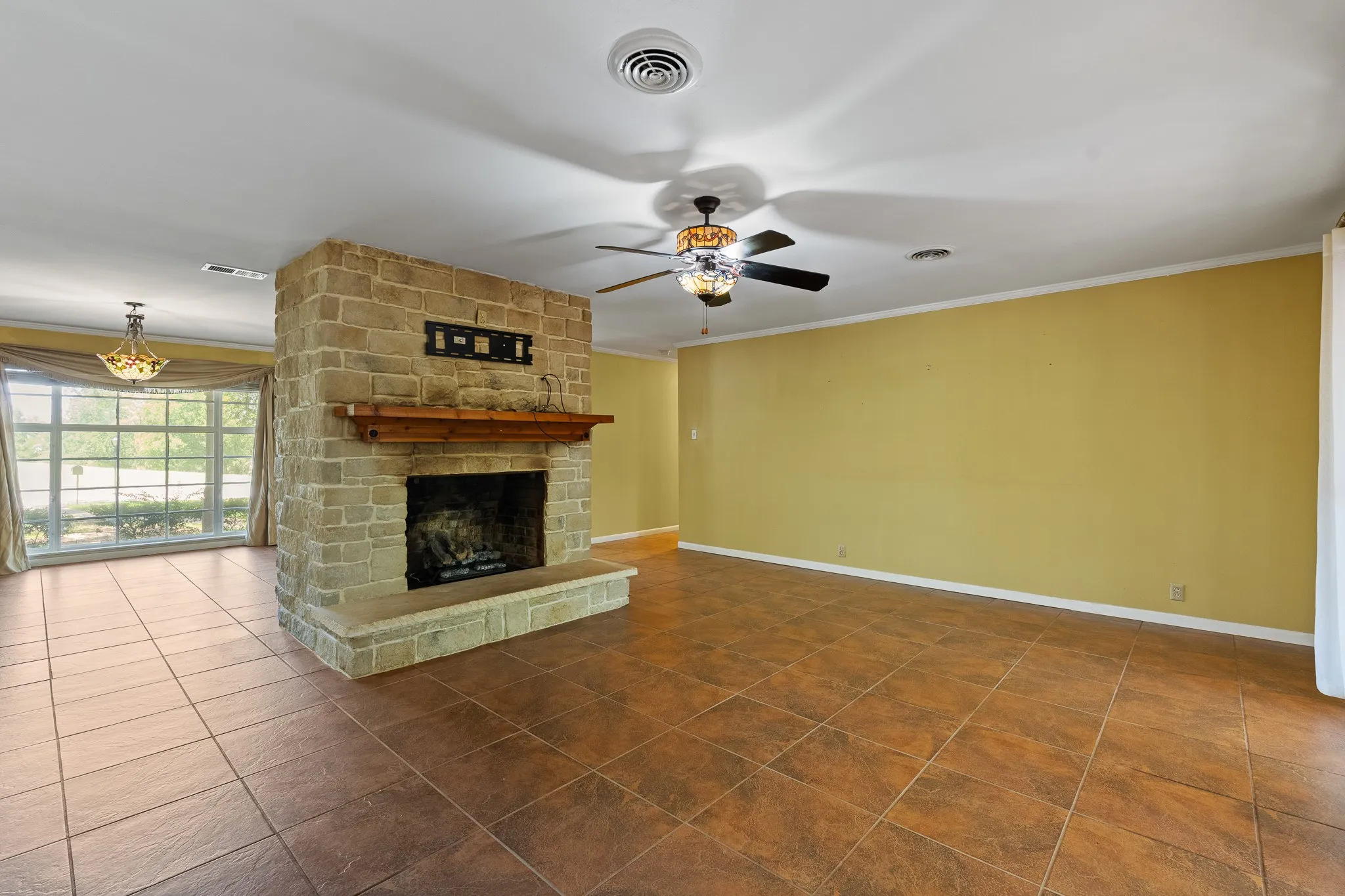 Single Family Residence For Sale in Johnson County , 7 Hill Terrace Place, Cleburne, Texas 76033, 4 Bedroom, 3 Bathroom, 1 Garage spaces, 2,314 Sqft, built in 1956, mls#21342048, Real Estate Agent in Cleburne, Homes For Sale in Johnson county, Homes For Sale in Cleburne, Realtor in Cleburne Texas, Real Estate Brokerage Independent Realty Texas, Luminita Cordes Realtor