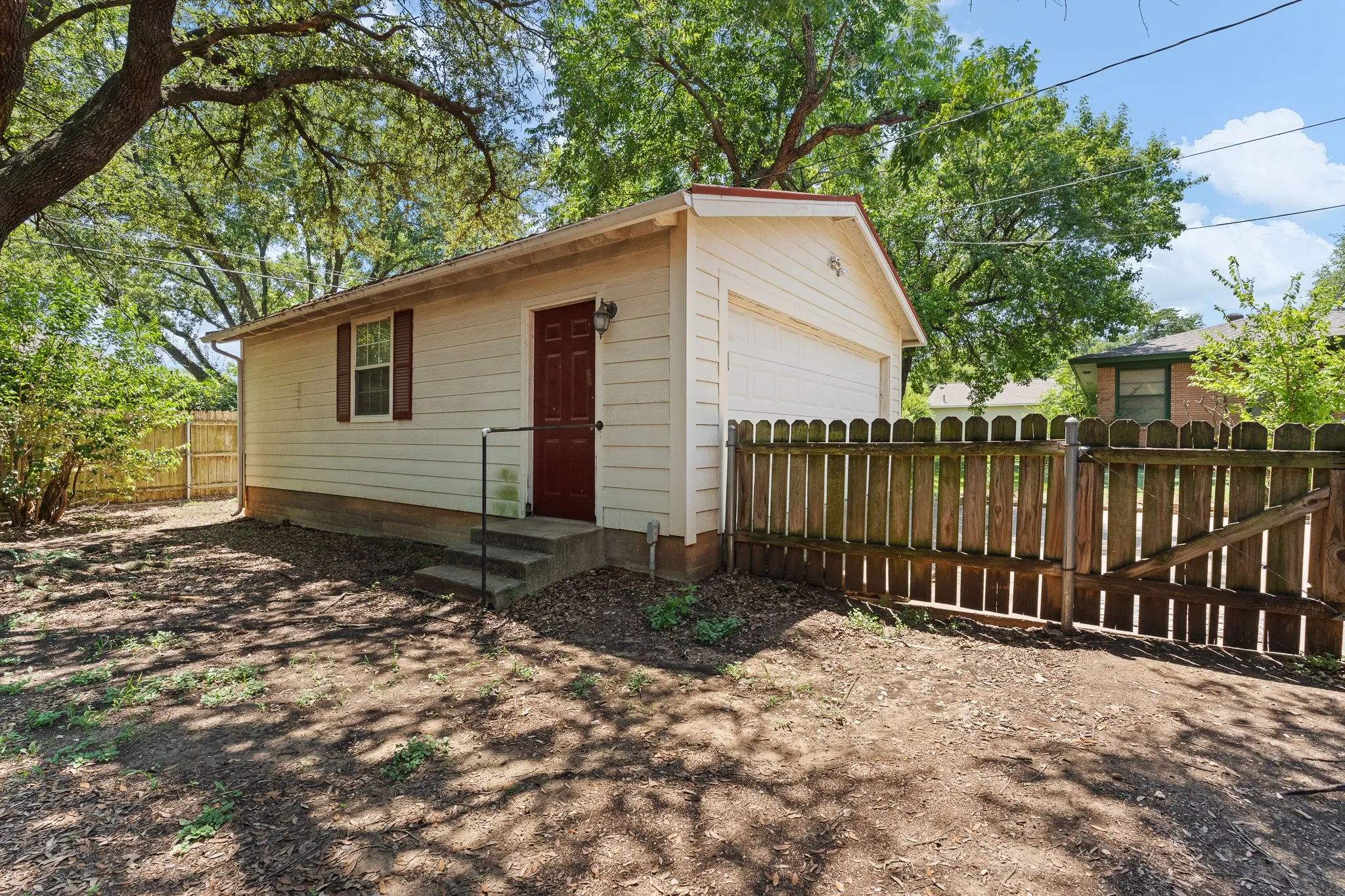 Single Family Residence For Sale in Johnson County , 7 Hill Terrace Place, Cleburne, Texas 76033, 4 Bedroom, 3 Bathroom, 1 Garage spaces, 2,314 Sqft, built in 1956, mls#21342048, Real Estate Agent in Cleburne, Homes For Sale in Johnson county, Homes For Sale in Cleburne, Realtor in Cleburne Texas, Real Estate Brokerage Independent Realty Texas, Luminita Cordes Realtor