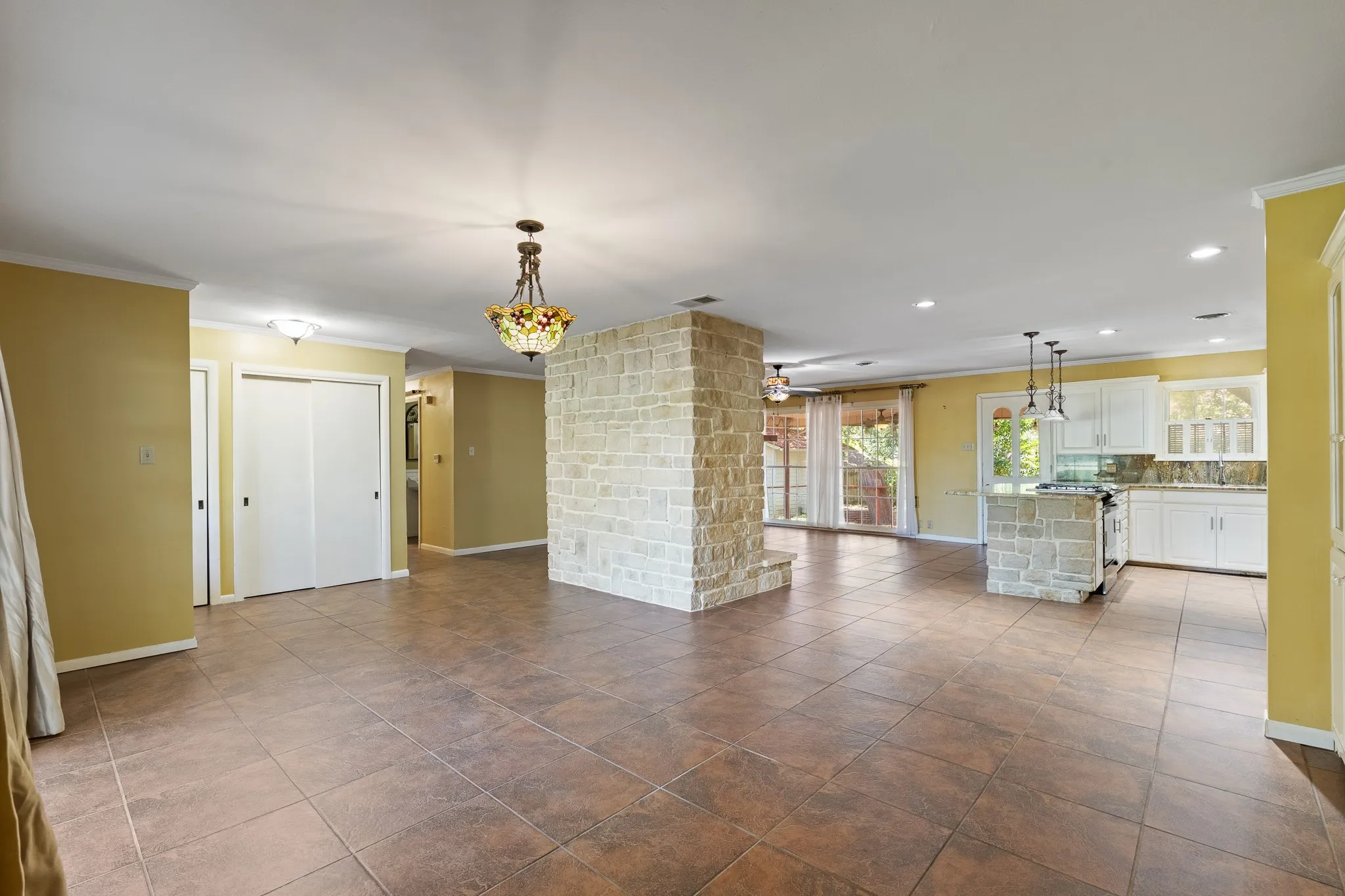 Single Family Residence For Sale in Johnson County , 7 Hill Terrace Place, Cleburne, Texas 76033, 4 Bedroom, 3 Bathroom, 1 Garage spaces, 2,314 Sqft, built in 1956, mls#21342048, Real Estate Agent in Cleburne, Homes For Sale in Johnson county, Homes For Sale in Cleburne, Realtor in Cleburne Texas, Real Estate Brokerage Independent Realty Texas, Luminita Cordes Realtor