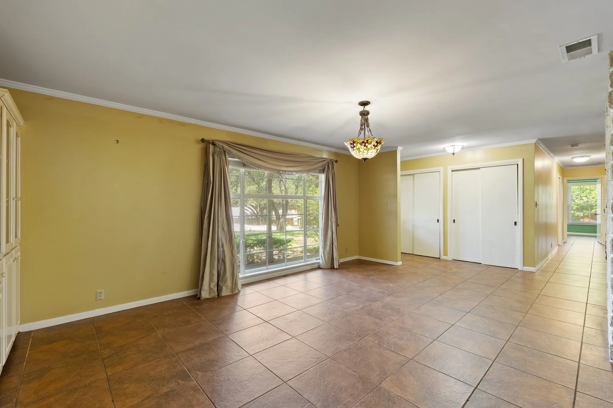 Single Family Residence For Sale in Johnson County , 7 Hill Terrace Place, Cleburne, Texas 76033, 4 Bedroom, 3 Bathroom, 1 Garage spaces, 2,314 Sqft, built in 1956, mls#21342048, Real Estate Agent in Cleburne, Homes For Sale in Johnson county, Homes For Sale in Cleburne, Realtor in Cleburne Texas, Real Estate Brokerage Independent Realty Texas, Luminita Cordes Realtor