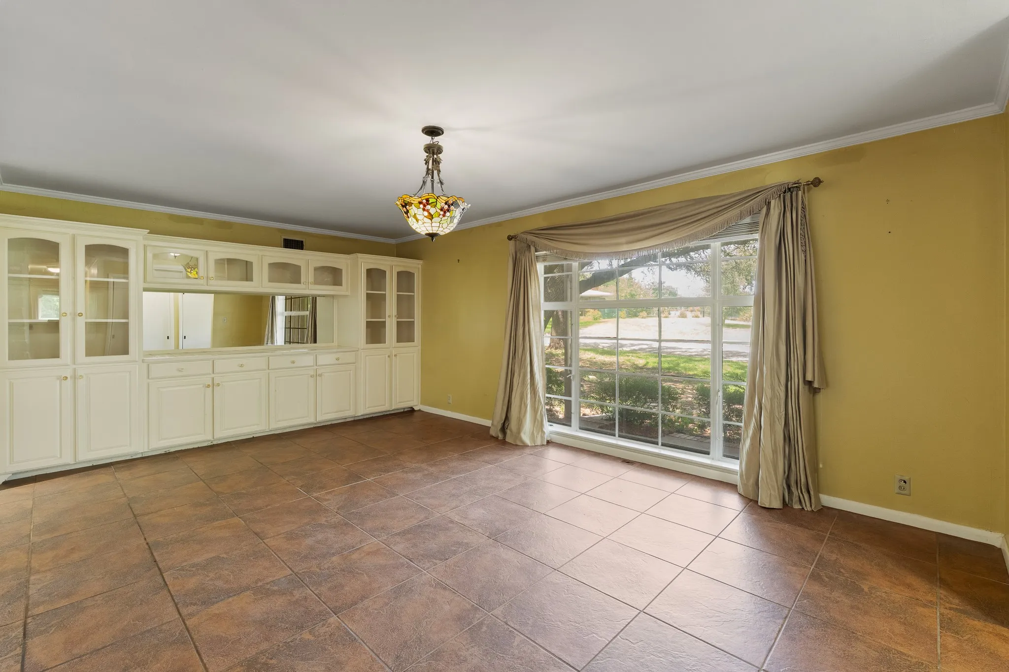 Single Family Residence For Sale in Johnson County , 7 Hill Terrace Place, Cleburne, Texas 76033, 4 Bedroom, 3 Bathroom, 1 Garage spaces, 2,314 Sqft, built in 1956, mls#21342048, Real Estate Agent in Cleburne, Homes For Sale in Johnson county, Homes For Sale in Cleburne, Realtor in Cleburne Texas, Real Estate Brokerage Independent Realty Texas, Luminita Cordes Realtor