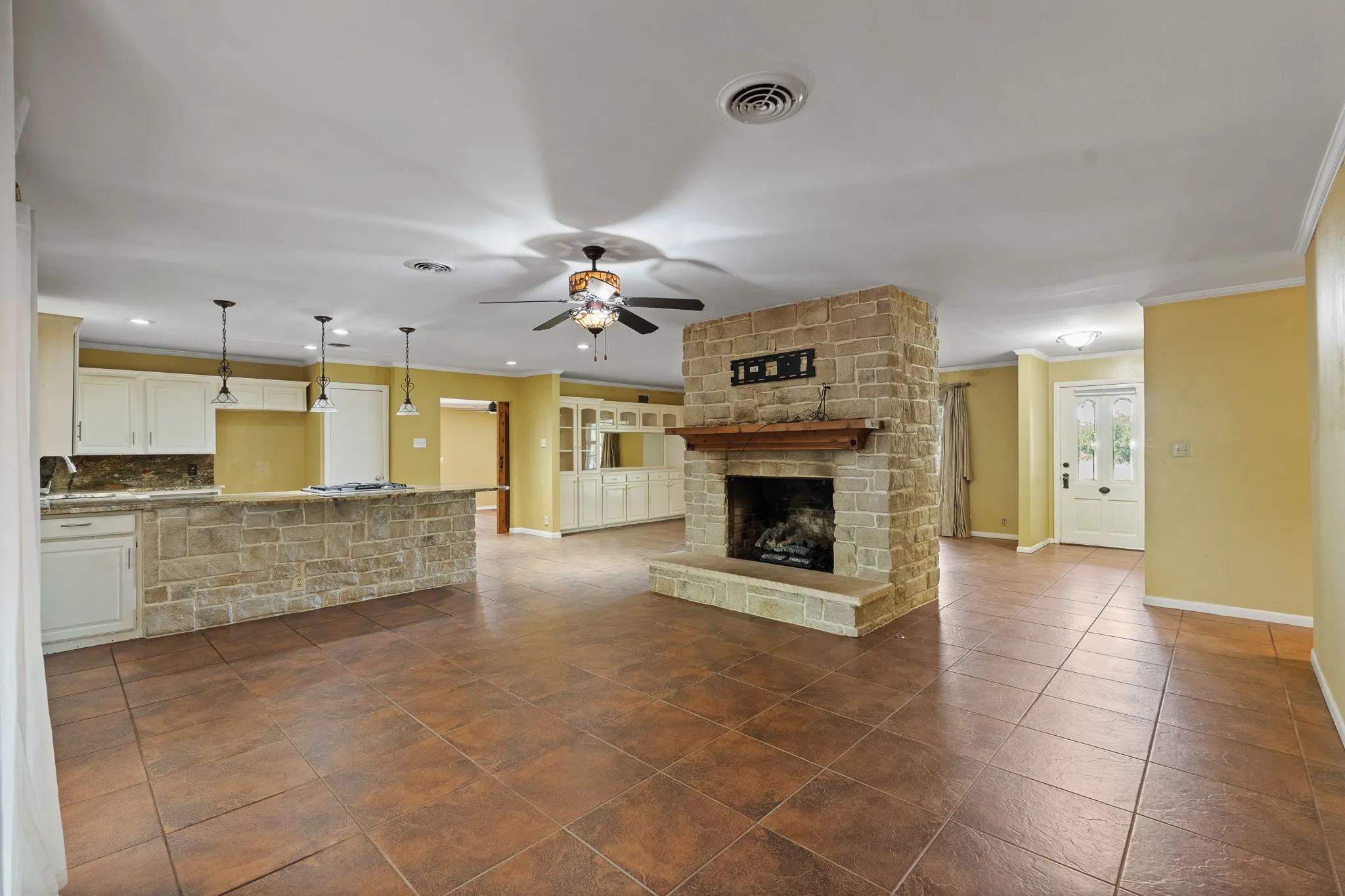 Single Family Residence For Sale in Johnson County , 7 Hill Terrace Place, Cleburne, Texas 76033, 4 Bedroom, 3 Bathroom, 1 Garage spaces, 2,314 Sqft, built in 1956, mls#21342048, Real Estate Agent in Cleburne, Homes For Sale in Johnson county, Homes For Sale in Cleburne, Realtor in Cleburne Texas, Real Estate Brokerage Independent Realty Texas, Luminita Cordes Realtor