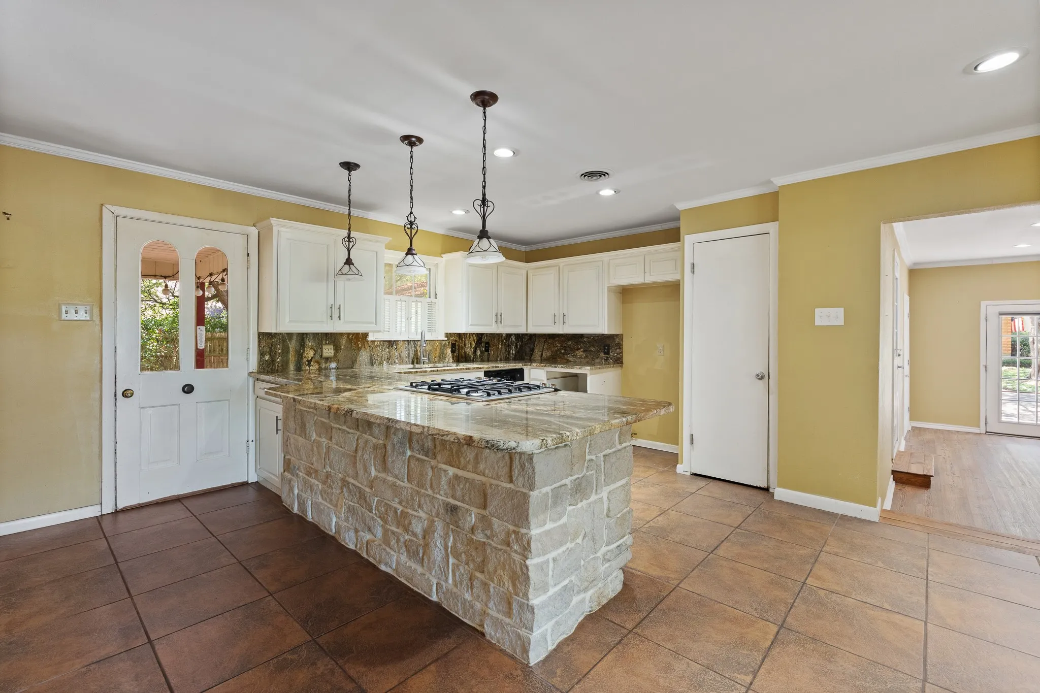 Single Family Residence For Sale in Johnson County , 7 Hill Terrace Place, Cleburne, Texas 76033, 4 Bedroom, 3 Bathroom, 1 Garage spaces, 2,314 Sqft, built in 1956, mls#21342048, Real Estate Agent in Cleburne, Homes For Sale in Johnson county, Homes For Sale in Cleburne, Realtor in Cleburne Texas, Real Estate Brokerage Independent Realty Texas, Luminita Cordes Realtor