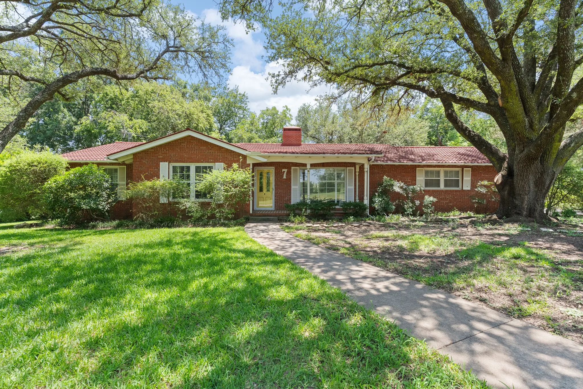 Single Family Residence For Sale in Johnson County , 7 Hill Terrace Place, Cleburne, Texas 76033, 4 Bedroom, 3 Bathroom, 1 Garage spaces, 2,314 Sqft, built in 1956, mls#21342048, Real Estate Agent in Cleburne, Homes For Sale in Johnson county, Homes For Sale in Cleburne, Realtor in Cleburne Texas, Real Estate Brokerage Independent Realty Texas, Luminita Cordes Realtor