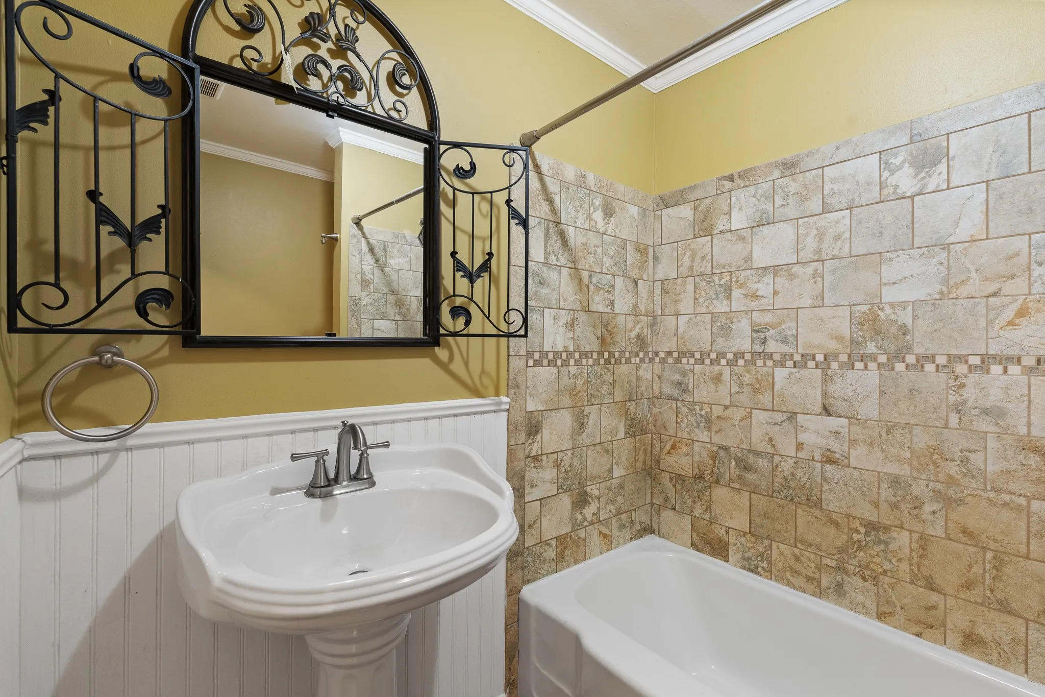 Single Family Residence For Sale in Johnson County , 7 Hill Terrace Place, Cleburne, Texas 76033, 4 Bedroom, 3 Bathroom, 1 Garage spaces, 2,314 Sqft, built in 1956, mls#21342048, Real Estate Agent in Cleburne, Homes For Sale in Johnson county, Homes For Sale in Cleburne, Realtor in Cleburne Texas, Real Estate Brokerage Independent Realty Texas, Luminita Cordes Realtor