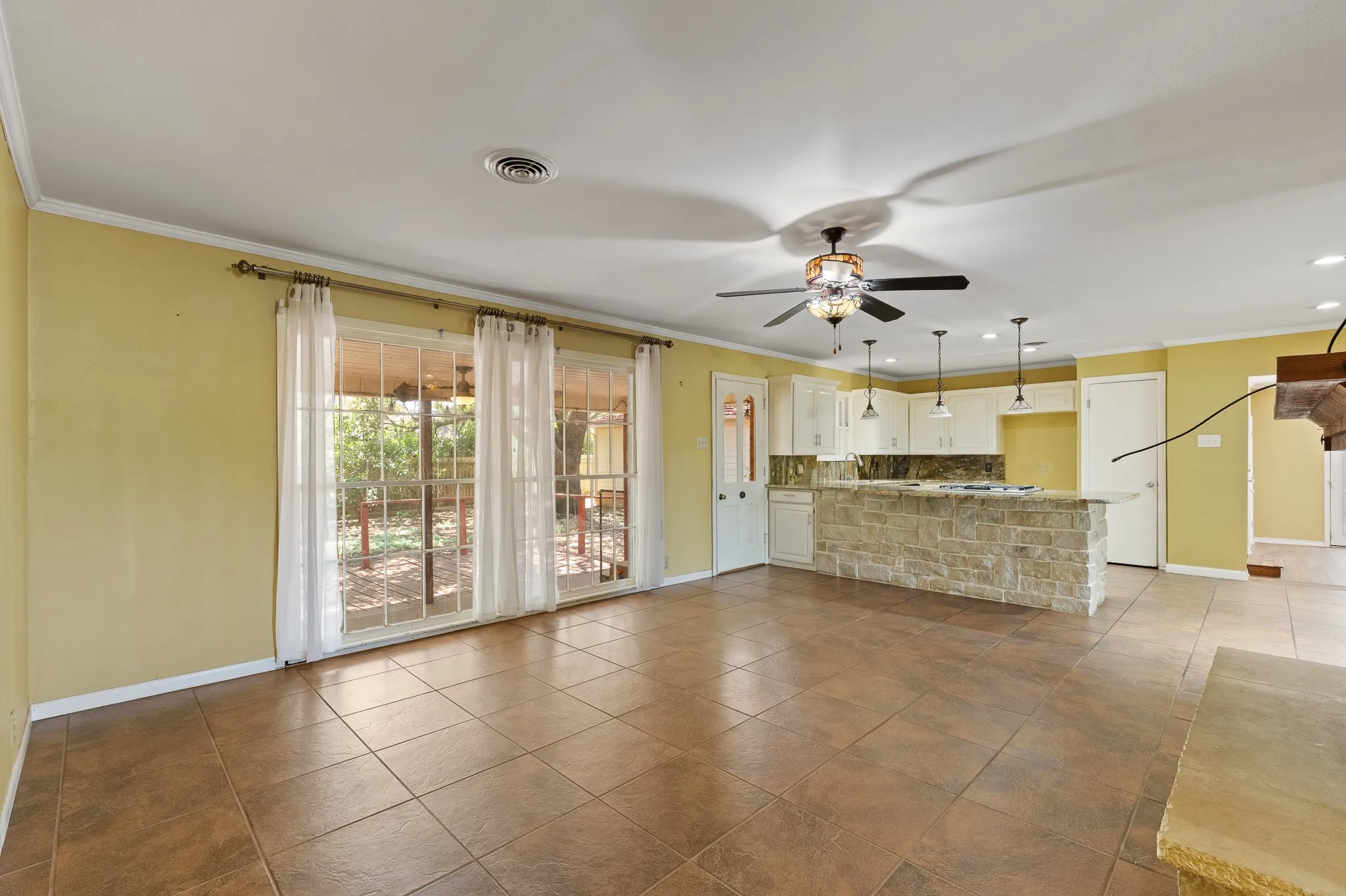 Single Family Residence For Sale in Johnson County , 7 Hill Terrace Place, Cleburne, Texas 76033, 4 Bedroom, 3 Bathroom, 1 Garage spaces, 2,314 Sqft, built in 1956, mls#21342048, Real Estate Agent in Cleburne, Homes For Sale in Johnson county, Homes For Sale in Cleburne, Realtor in Cleburne Texas, Real Estate Brokerage Independent Realty Texas, Luminita Cordes Realtor