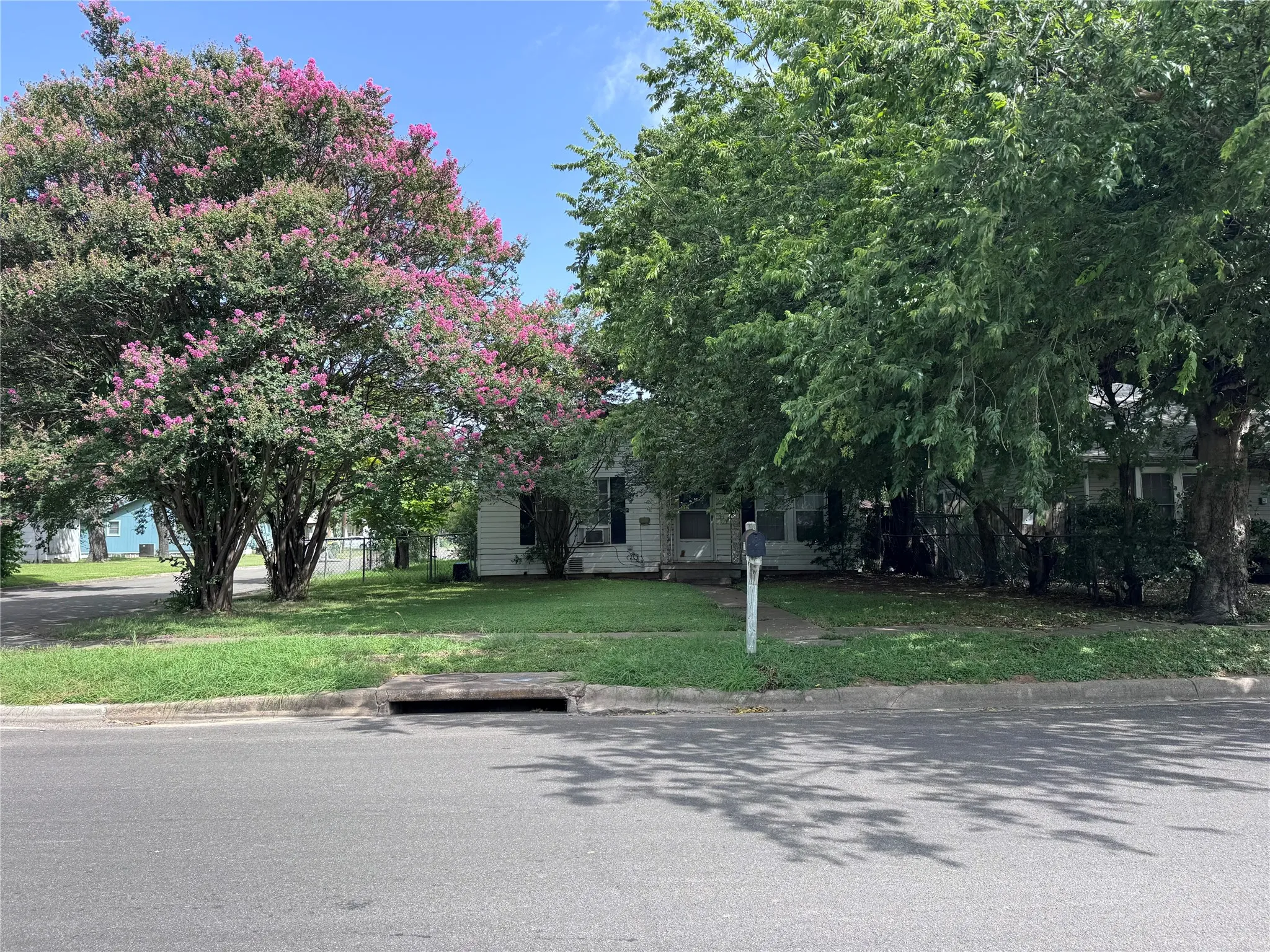Single Family Residence For Sale in Mc Lennan County , 3300 Harrison Street, Bellmead, Texas 76705, 2 Bedrooms, 1 Bathroom, Garage spaces, 913 Sqft, built in 1949, Price $179,000, mls#21317739, Real Estate Agent in Bellmead, Homes For Sale in Mc Lennan county, Homes For Sale in Bellmead, Realtor in Bellmead Texas, Real Estate Brokerage Independent Realty Texas, Luminita Cordes Realtor