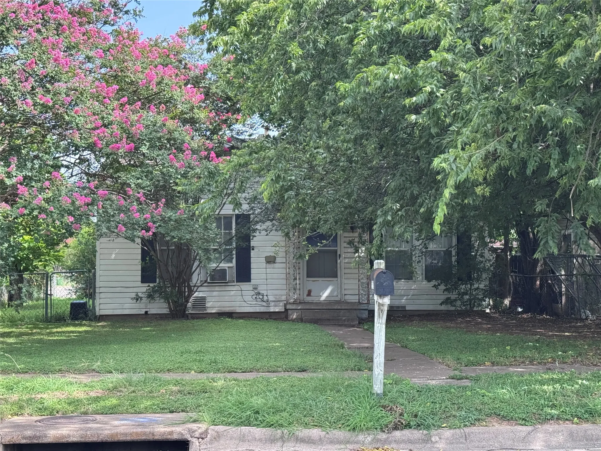 Single Family Residence For Sale in Mc Lennan County , 3300 Harrison Street, Bellmead, Texas 76705, 2 Bedrooms, 1 Bathroom, Garage spaces, 913 Sqft, built in 1949, Price $179,000, mls#21317739, Real Estate Agent in Bellmead, Homes For Sale in Mc Lennan county, Homes For Sale in Bellmead, Realtor in Bellmead Texas, Real Estate Brokerage Independent Realty Texas, Luminita Cordes Realtor