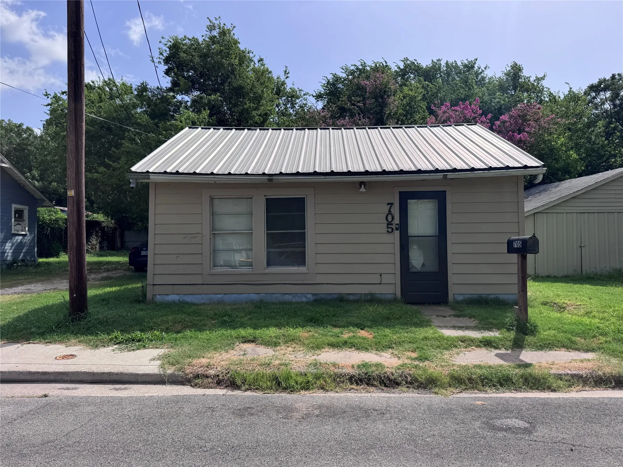 Single Family Residence For Sale in Mc Lennan County , 3300 Harrison Street, Bellmead, Texas 76705, 2 Bedrooms, 1 Bathroom, Garage spaces, 913 Sqft, built in 1949, Price $179,000, mls#21317739, Real Estate Agent in Bellmead, Homes For Sale in Mc Lennan county, Homes For Sale in Bellmead, Realtor in Bellmead Texas, Real Estate Brokerage Independent Realty Texas, Luminita Cordes Realtor