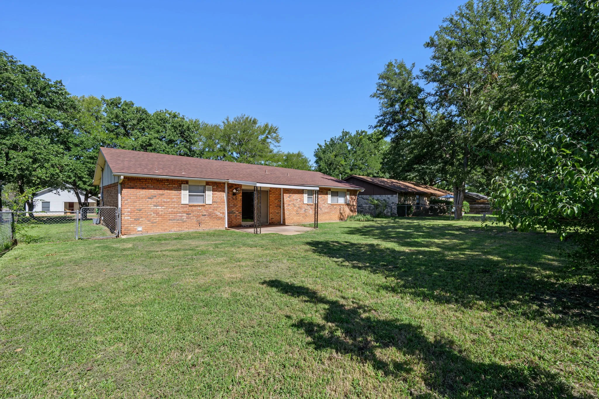 Single Family Residence For Sale in Young County , 1309 East Street, Graham, Texas 76450, 3 Bedroom, 2 Bathroom, 1 Garage spaces, 1,299 Sqft, built in 1985, mls#21343848, Real Estate Agent in Graham, Homes For Sale in Young county, Homes For Sale in Graham, Realtor in Graham Texas, Real Estate Brokerage Independent Realty Texas, Luminita Cordes Realtor