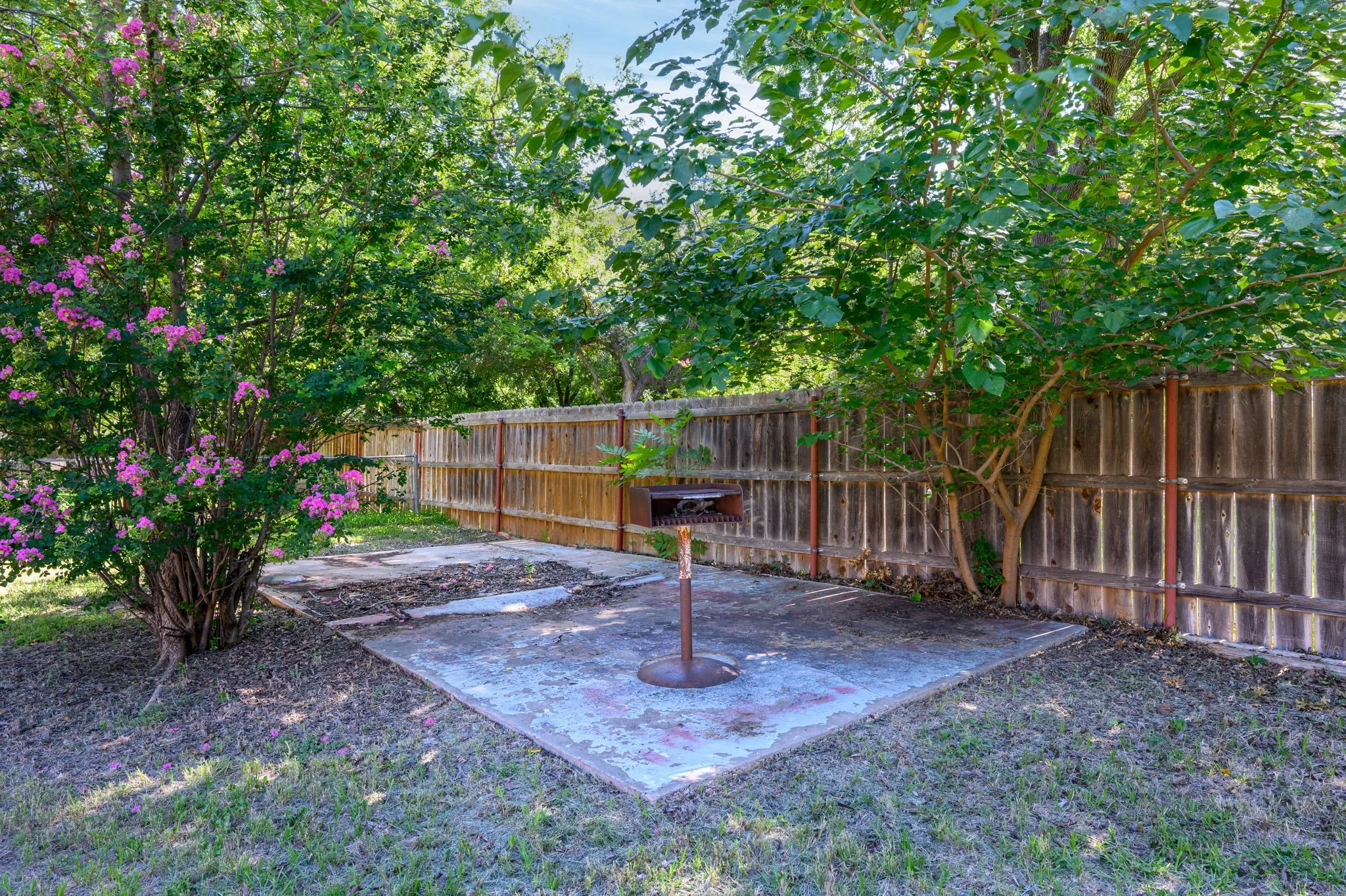 Single Family Residence For Sale in Young County , 1309 East Street, Graham, Texas 76450, 3 Bedroom, 2 Bathroom, 1 Garage spaces, 1,299 Sqft, built in 1985, mls#21343848, Real Estate Agent in Graham, Homes For Sale in Young county, Homes For Sale in Graham, Realtor in Graham Texas, Real Estate Brokerage Independent Realty Texas, Luminita Cordes Realtor