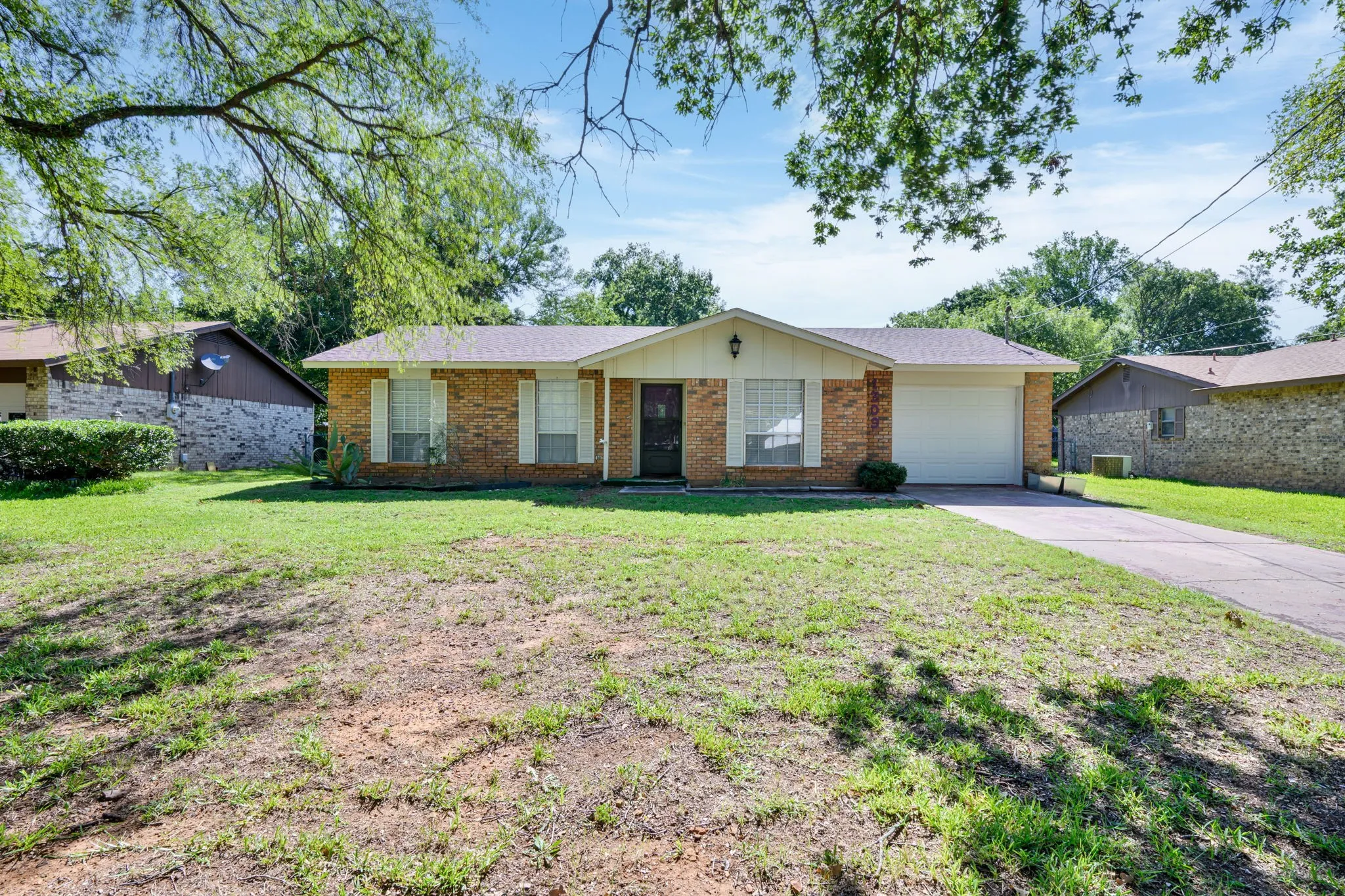 Single Family Residence For Sale in Young County , 1309 East Street, Graham, Texas 76450, 3 Bedroom, 2 Bathroom, 1 Garage spaces, 1,299 Sqft, built in 1985, mls#21343848, Real Estate Agent in Graham, Homes For Sale in Young county, Homes For Sale in Graham, Realtor in Graham Texas, Real Estate Brokerage Independent Realty Texas, Luminita Cordes Realtor