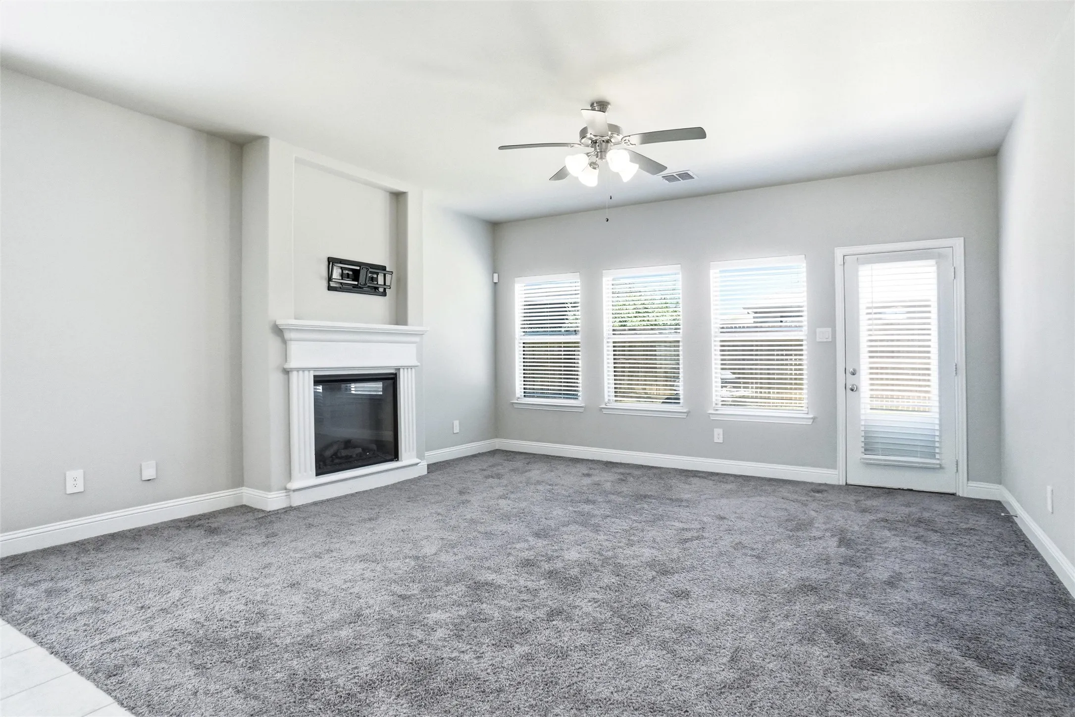 Single Family Residence For Rent in Kaufman County , 686 Navasota Drive, Crandall, Texas 75114, 3 Bedroom, 2 Bathroom, 2 Garage spaces, 1,869 Sqft, built in 2022, mls#21342805, Real Estate Agent in Crandall, Homes For Rent in Kaufman county, Homes For Rent in Crandall, Realtor in Crandall Texas, Real Estate Brokerage Independent Realty Texas, Luminita Cordes Realtor