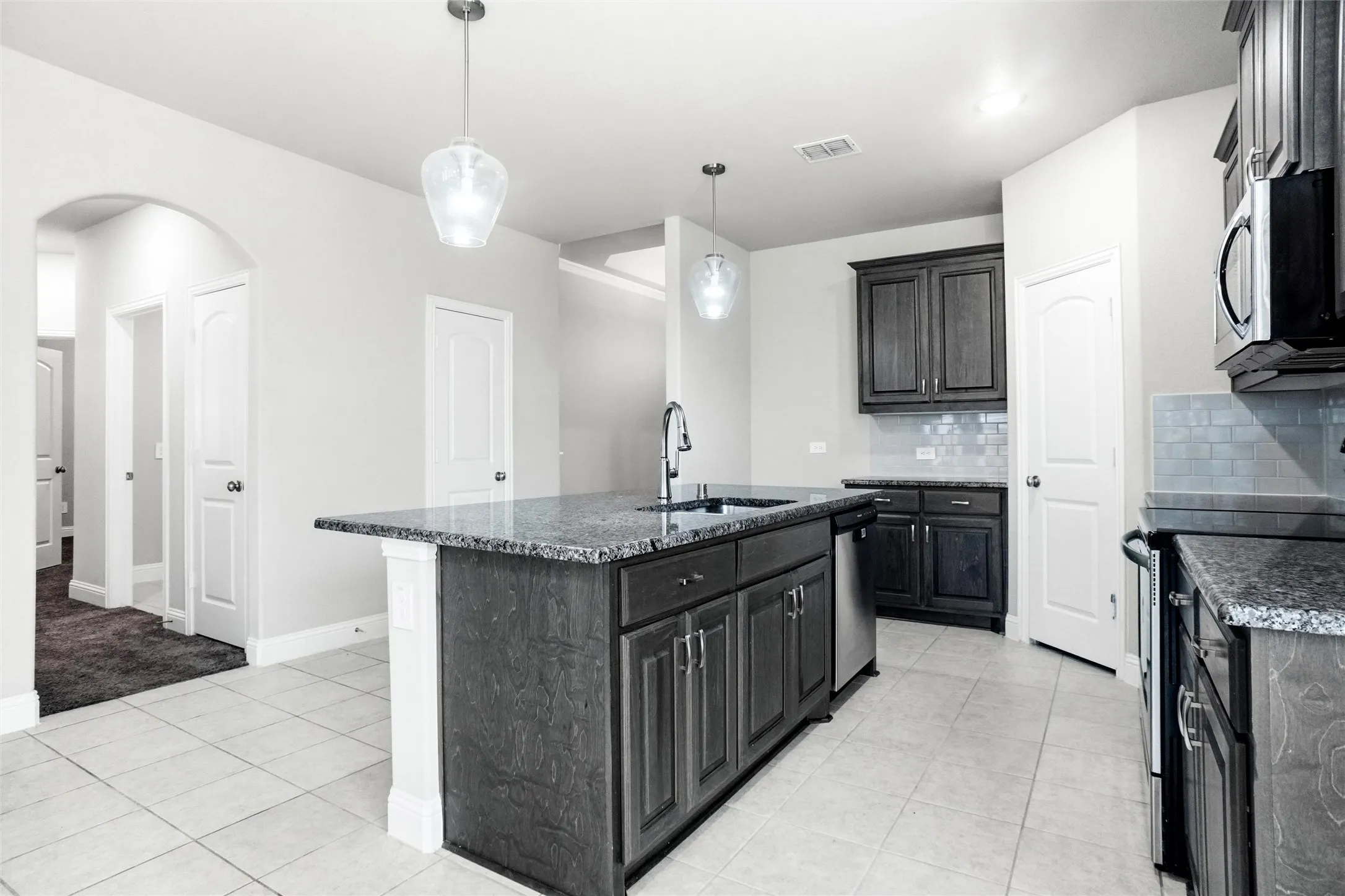Single Family Residence For Rent in Kaufman County , 686 Navasota Drive, Crandall, Texas 75114, 3 Bedroom, 2 Bathroom, 2 Garage spaces, 1,869 Sqft, built in 2022, mls#21342805, Real Estate Agent in Crandall, Homes For Rent in Kaufman county, Homes For Rent in Crandall, Realtor in Crandall Texas, Real Estate Brokerage Independent Realty Texas, Luminita Cordes Realtor