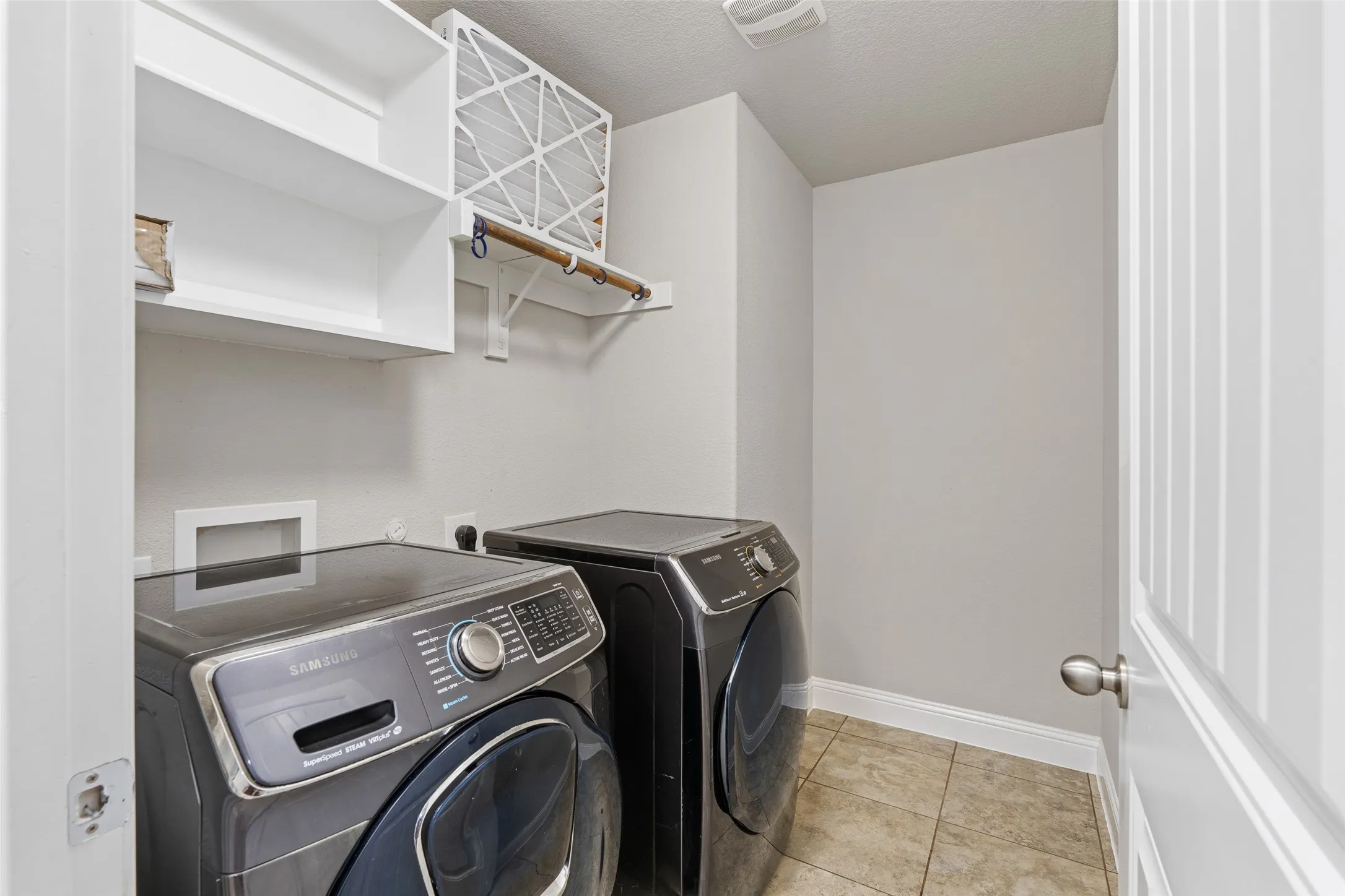 Single Family Residence For Sale in Tarrant County , 3733 Cecelia Lane, Forest Hill, Texas 76140, 3 Bedroom, 2 Bathroom, 2 Garage spaces, 1,951 Sqft, built in 2017, mls#21344072, Real Estate Agent in Forest Hill, Homes For Sale in Tarrant county, Homes For Sale in Forest Hill, Realtor in Forest Hill Texas, Real Estate Brokerage Independent Realty Texas, Luminita Cordes Realtor