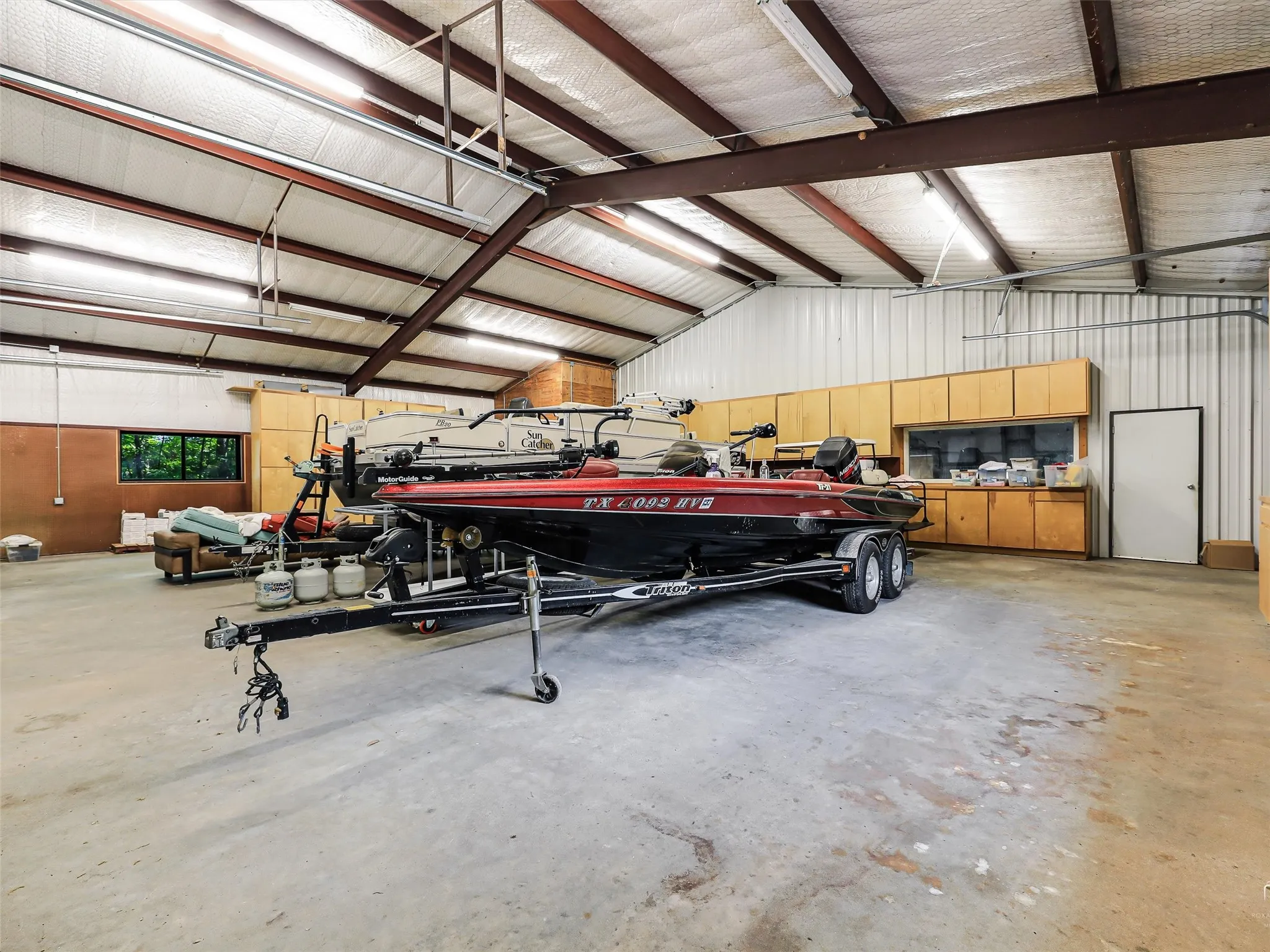 Beautiful venue encompasses over 40 acres of serene,
wooded lakefront, featuring a gorgeous venue space and
ceremony grounds, a charming tea room, an outdoor
chapel, a green house, a spacious 5,000 SF workshop,
guest houses for accommodations.