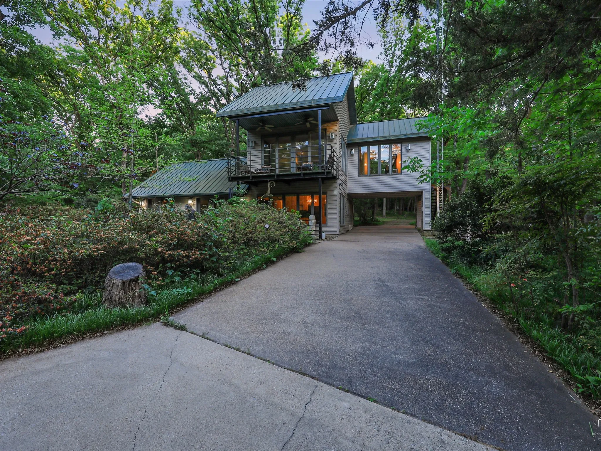 Main House: One of the original structures on the
property, this charming cabin-style
residence features warm aspen wood
interior walls, creating a natural and
inviting atmosphere that complements
the surrounding landscape.