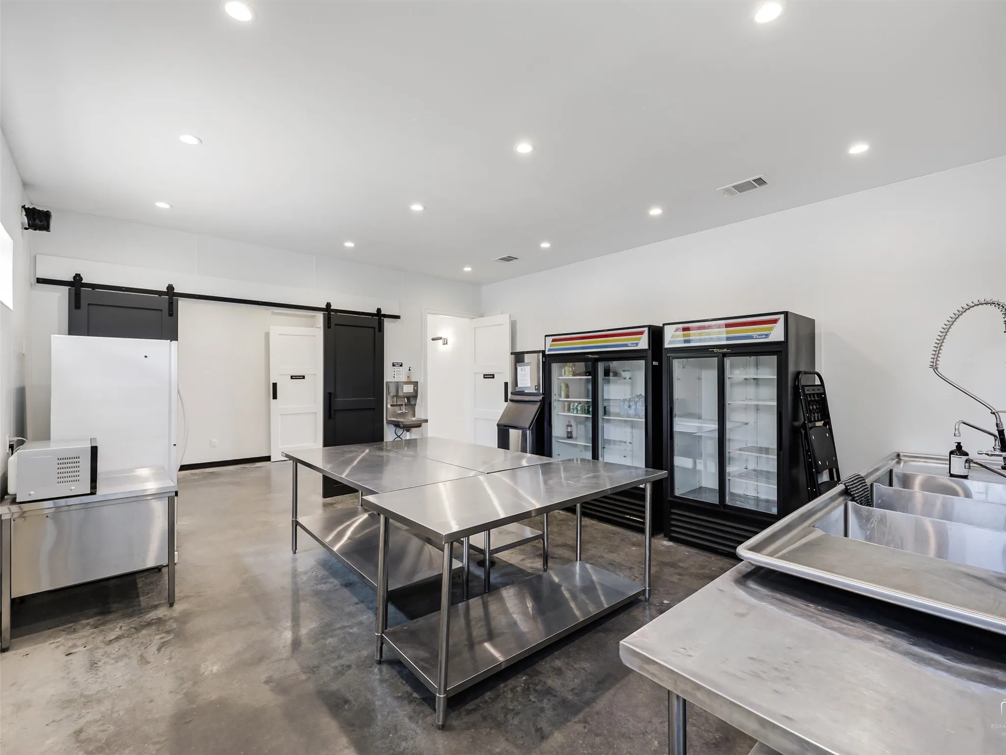 The interior is finished with wood &
tile flooring, quartz countertops, extensive
custom built-ins.
