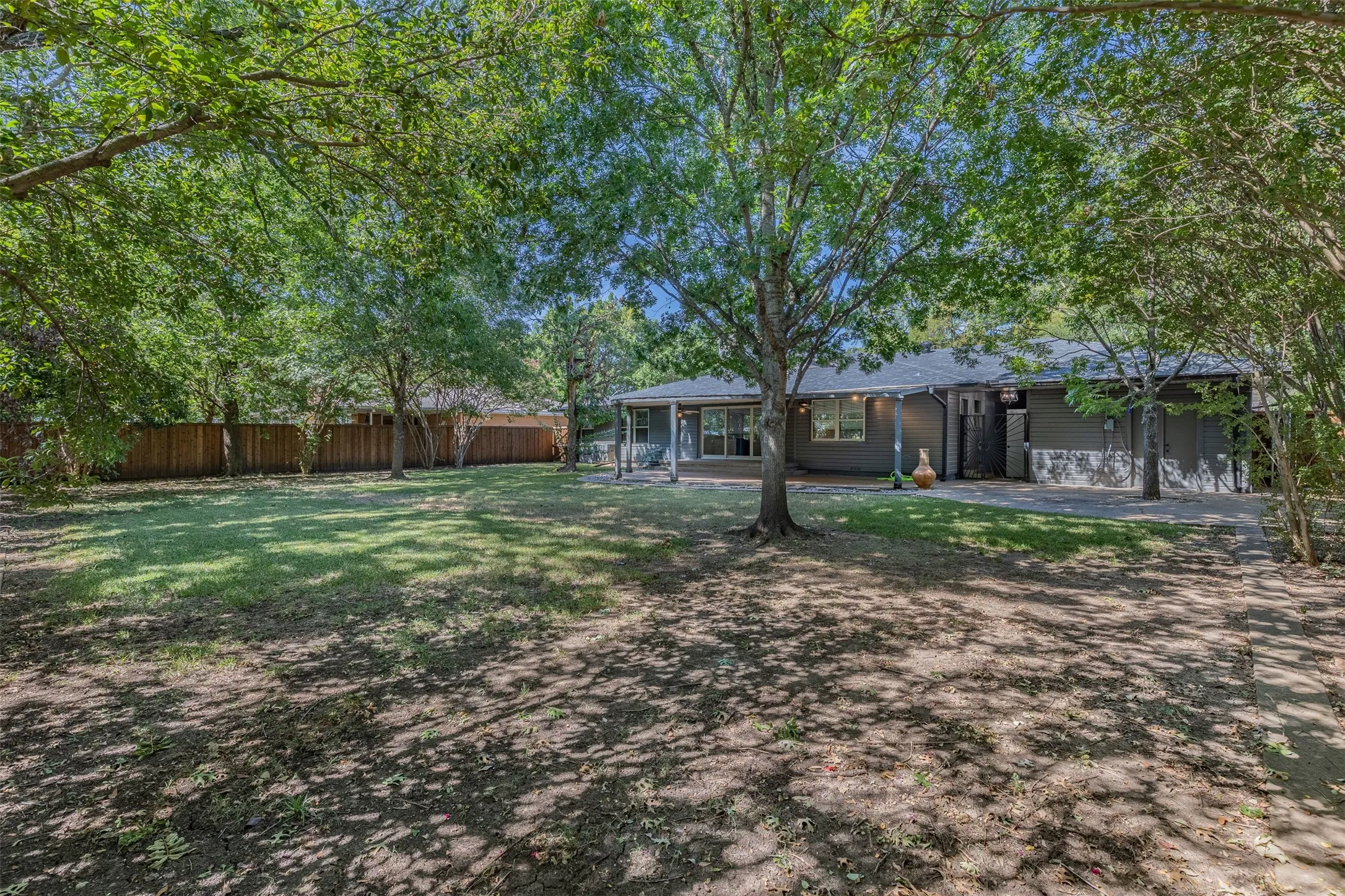 Single Family Residence For Sale in Grayson County , 633 N Mckown Avenue, Sherman, Texas 75092, 4 Bedroom, 3 Bathroom, 2 Garage spaces, 2,298 Sqft, built in 1955, mls#21339893, Real Estate Agent in Sherman, Homes For Sale in Grayson county, Homes For Sale in Sherman, Realtor in Sherman Texas, Real Estate Brokerage Independent Realty Texas, Luminita Cordes Realtor