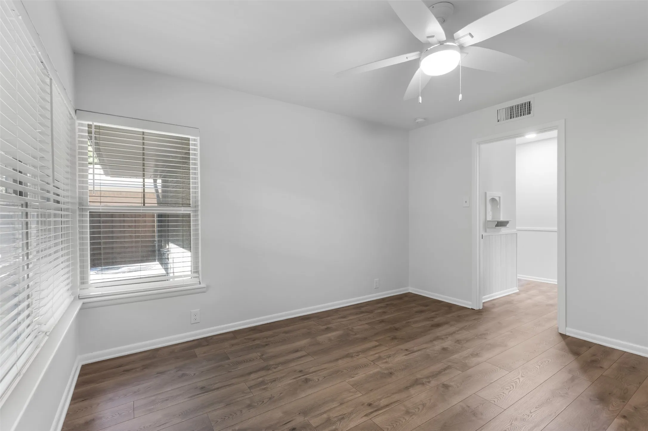 Single Family Residence For Sale in Grayson County , 633 N Mckown Avenue, Sherman, Texas 75092, 4 Bedroom, 3 Bathroom, 2 Garage spaces, 2,298 Sqft, built in 1955, mls#21339893, Real Estate Agent in Sherman, Homes For Sale in Grayson county, Homes For Sale in Sherman, Realtor in Sherman Texas, Real Estate Brokerage Independent Realty Texas, Luminita Cordes Realtor