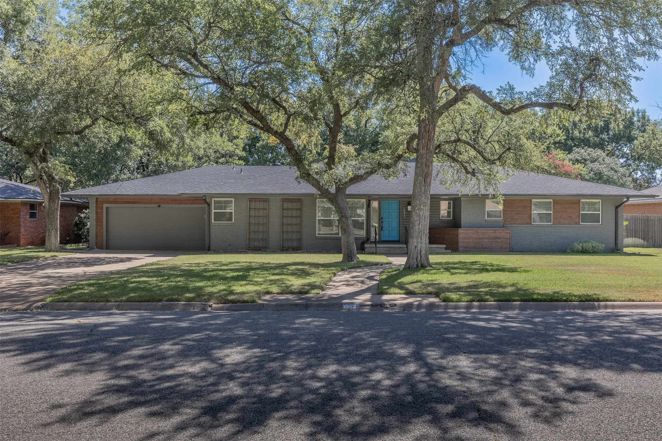 Single Family Residence For Sale in Grayson County , 633 N Mckown Avenue, Sherman, Texas 75092, 4 Bedroom, 3 Bathroom, 2 Garage spaces, 2,298 Sqft, built in 1955, mls#21339893, Real Estate Agent in Sherman, Homes For Sale in Grayson county, Homes For Sale in Sherman, Realtor in Sherman Texas, Real Estate Brokerage Independent Realty Texas, Luminita Cordes Realtor