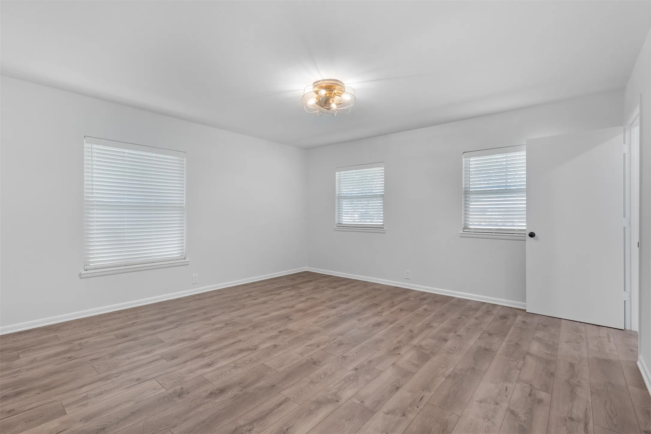 Single Family Residence For Sale in Grayson County , 633 N Mckown Avenue, Sherman, Texas 75092, 4 Bedroom, 3 Bathroom, 2 Garage spaces, 2,298 Sqft, built in 1955, mls#21339893, Real Estate Agent in Sherman, Homes For Sale in Grayson county, Homes For Sale in Sherman, Realtor in Sherman Texas, Real Estate Brokerage Independent Realty Texas, Luminita Cordes Realtor