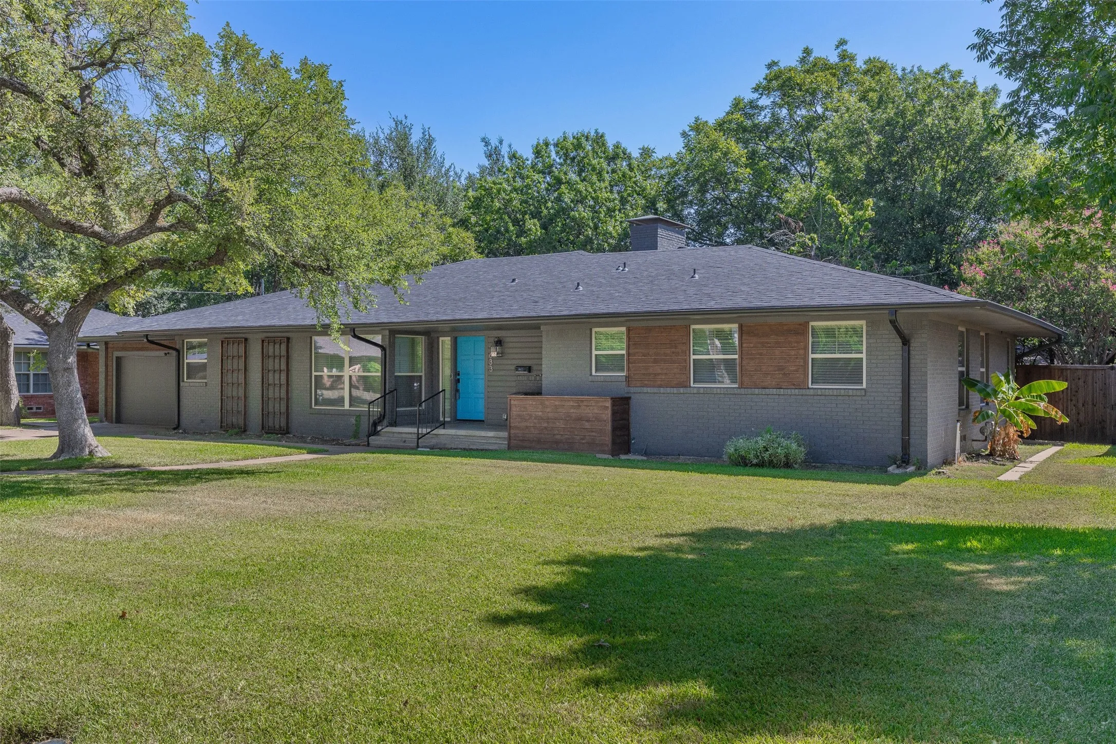 Single Family Residence For Sale in Grayson County , 633 N Mckown Avenue, Sherman, Texas 75092, 4 Bedroom, 3 Bathroom, 2 Garage spaces, 2,298 Sqft, built in 1955, mls#21339893, Real Estate Agent in Sherman, Homes For Sale in Grayson county, Homes For Sale in Sherman, Realtor in Sherman Texas, Real Estate Brokerage Independent Realty Texas, Luminita Cordes Realtor