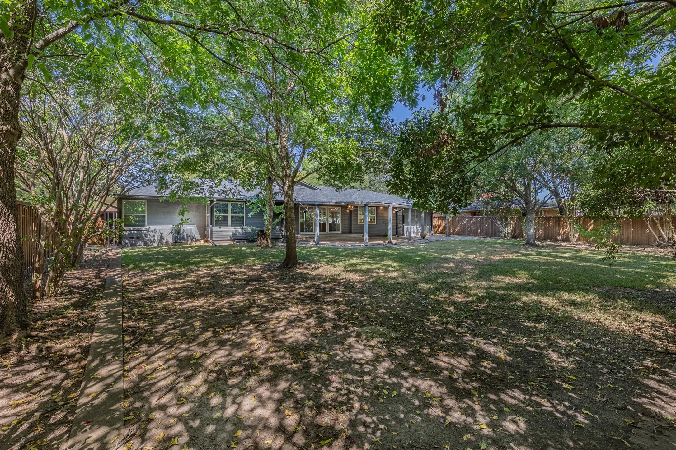 Single Family Residence For Sale in Grayson County , 633 N Mckown Avenue, Sherman, Texas 75092, 4 Bedroom, 3 Bathroom, 2 Garage spaces, 2,298 Sqft, built in 1955, mls#21339893, Real Estate Agent in Sherman, Homes For Sale in Grayson county, Homes For Sale in Sherman, Realtor in Sherman Texas, Real Estate Brokerage Independent Realty Texas, Luminita Cordes Realtor
